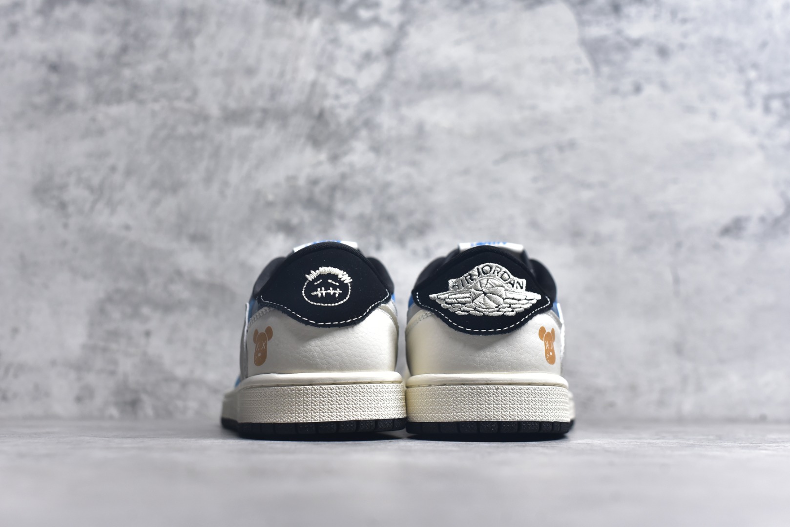 图片[5]-#Travis Scott x Fragment Design x Air Jordan 1 Low OG SP AJ1 乔1 暴力熊联名 灰蓝卡通 低帮文化休闲板鞋 XS2024-053 #多方联名合作融合了Travis Scott 独特的音乐风格，藤原浩个性的设计风格以及Jordan品牌的经典元素 使其成为一双具有独特身份和价值的鞋子 清新而立体的外观加上联名标识更突出了其独特身份 这种配色方案显示出活力和时尚感 在视觉上引人注目 鞋身的质感和细腻的细节处理使其显得高端而格调十足 这款“倒钩”联名是设计与创意完美结合 融合多方的个性风格是一款备受瞩目的潮流鞋款 尺码：36 36.5 37.5 38 38.5 39 40 40.5 41 42 42.5 43 44 44.5 45 9.E5-选品中心