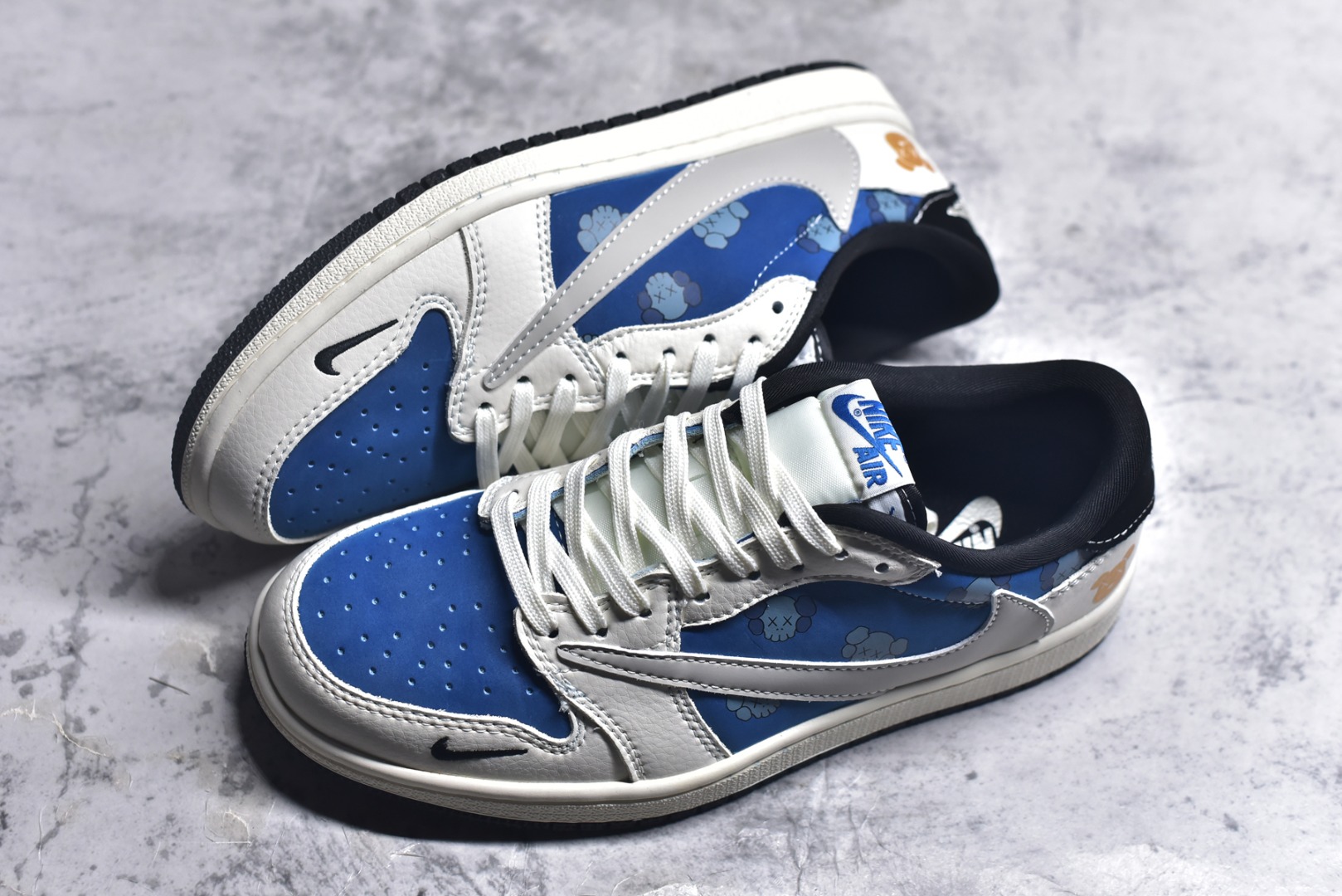 图片[7]-#Travis Scott x Fragment Design x Air Jordan 1 Low OG SP AJ1 乔1 暴力熊联名 灰蓝卡通 低帮文化休闲板鞋 XS2024-053 #多方联名合作融合了Travis Scott 独特的音乐风格，藤原浩个性的设计风格以及Jordan品牌的经典元素 使其成为一双具有独特身份和价值的鞋子 清新而立体的外观加上联名标识更突出了其独特身份 这种配色方案显示出活力和时尚感 在视觉上引人注目 鞋身的质感和细腻的细节处理使其显得高端而格调十足 这款“倒钩”联名是设计与创意完美结合 融合多方的个性风格是一款备受瞩目的潮流鞋款 尺码：36 36.5 37.5 38 38.5 39 40 40.5 41 42 42.5 43 44 44.5 45 9.E5-选品中心