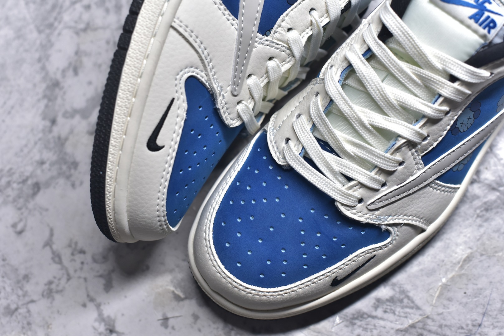 图片[8]-#Travis Scott x Fragment Design x Air Jordan 1 Low OG SP AJ1 乔1 暴力熊联名 灰蓝卡通 低帮文化休闲板鞋 XS2024-053 #多方联名合作融合了Travis Scott 独特的音乐风格，藤原浩个性的设计风格以及Jordan品牌的经典元素 使其成为一双具有独特身份和价值的鞋子 清新而立体的外观加上联名标识更突出了其独特身份 这种配色方案显示出活力和时尚感 在视觉上引人注目 鞋身的质感和细腻的细节处理使其显得高端而格调十足 这款“倒钩”联名是设计与创意完美结合 融合多方的个性风格是一款备受瞩目的潮流鞋款 尺码：36 36.5 37.5 38 38.5 39 40 40.5 41 42 42.5 43 44 44.5 45 9.E5-选品中心