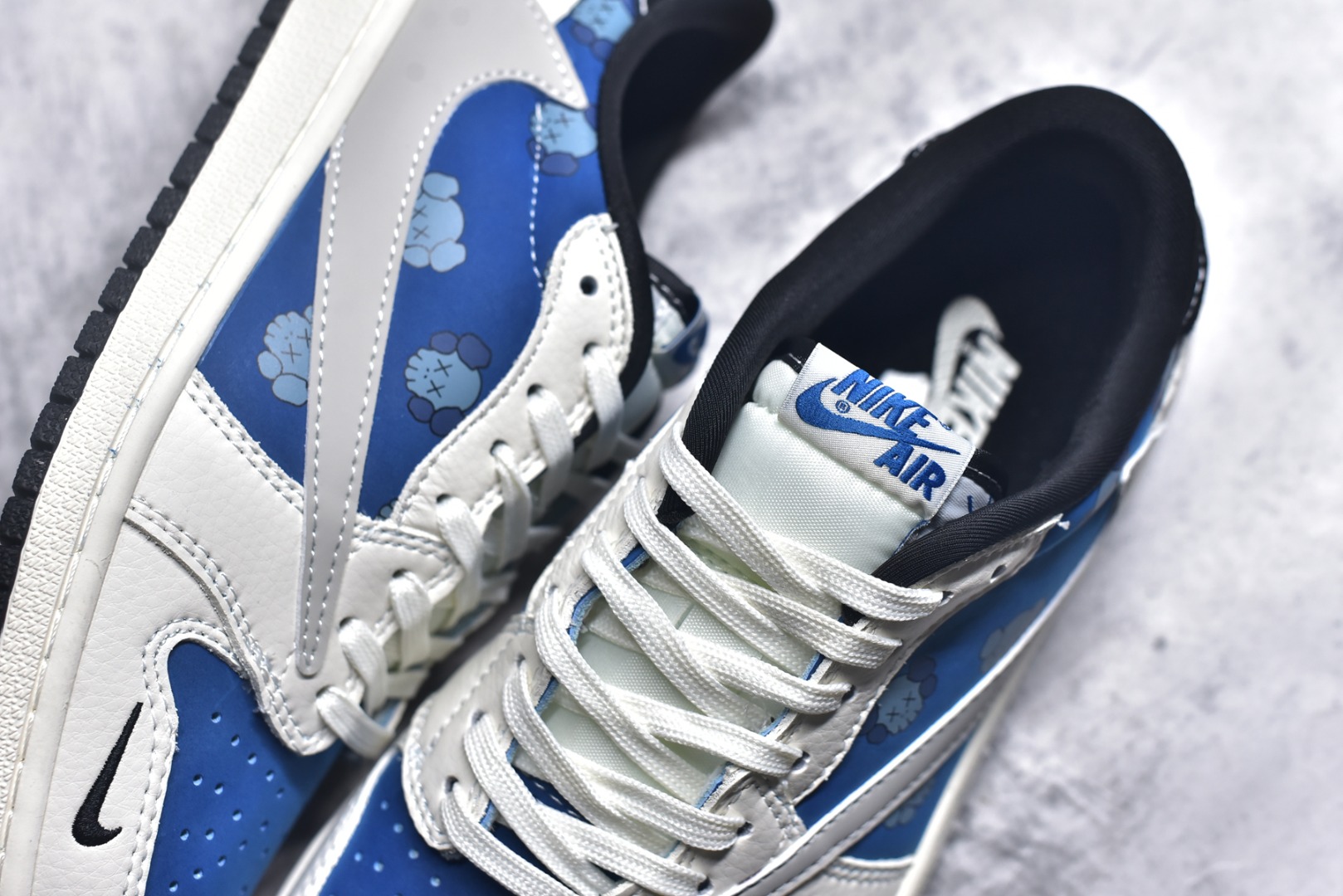 图片[9]-#Travis Scott x Fragment Design x Air Jordan 1 Low OG SP AJ1 乔1 暴力熊联名 灰蓝卡通 低帮文化休闲板鞋 XS2024-053 #多方联名合作融合了Travis Scott 独特的音乐风格，藤原浩个性的设计风格以及Jordan品牌的经典元素 使其成为一双具有独特身份和价值的鞋子 清新而立体的外观加上联名标识更突出了其独特身份 这种配色方案显示出活力和时尚感 在视觉上引人注目 鞋身的质感和细腻的细节处理使其显得高端而格调十足 这款“倒钩”联名是设计与创意完美结合 融合多方的个性风格是一款备受瞩目的潮流鞋款 尺码：36 36.5 37.5 38 38.5 39 40 40.5 41 42 42.5 43 44 44.5 45 9.E5-选品中心