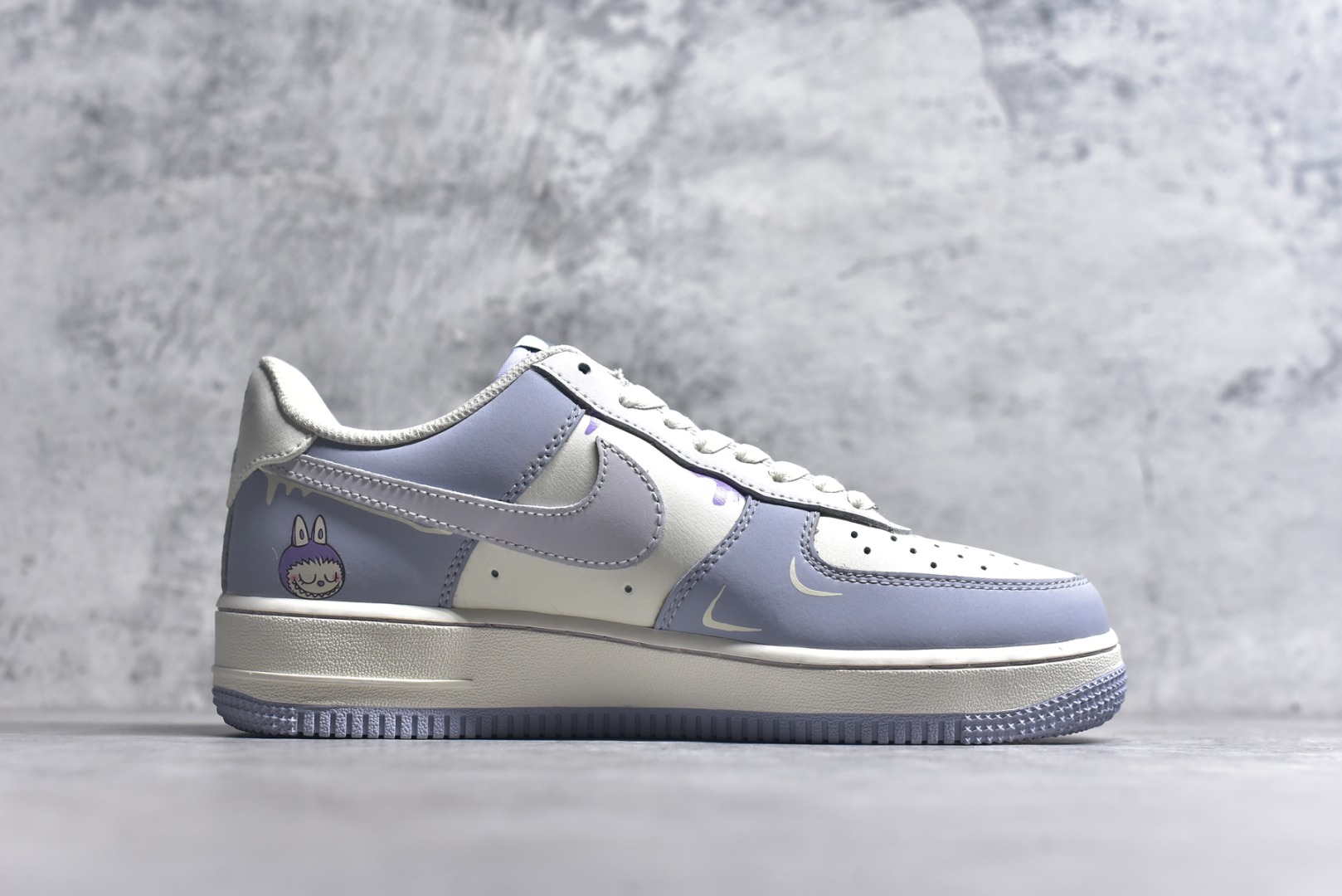 图片[3]-#Nike Air Force 1\’07 Low 拉布布紫 空军一号低帮休闲运动板鞋 DB3301-221 #拉布布是一个充满魅力的小精灵。它有着色彩斑斓的身体，像是从梦幻世界中走出来的一样。它的眼睛如同璀璨的宝石，闪烁着神秘的光芒。 尺码：36 36.5 37.5 38 38.5 39 40 40.5 41 42 42.5 43 44 44.5 45 9.D4-选品中心