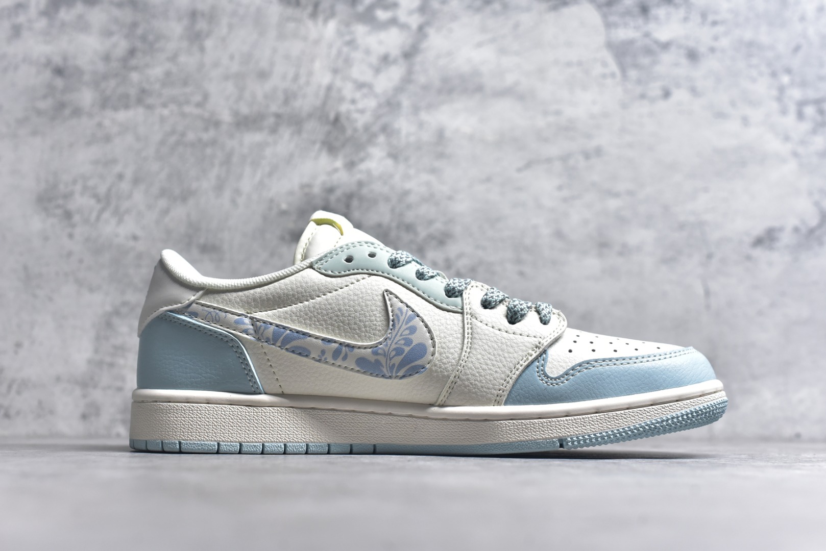 图片[3]-#Travis Scott x Fragment Design x Air Jordan 1 Low OG SP AJ1 乔1 LV联名 烟花浅蓝 低帮文化休闲板鞋 XS7089-613 #多方联名合作融合了Travis Scott 独特的音乐风格，藤原浩个性的设计风格以及Jordan品牌的经典元素 使其成为一双具有独特身份和价值的鞋子 清新而立体的外观加上联名标识更突出了其独特身份 这种配色方案显示出活力和时尚感 在视觉上引人注目 鞋身的质感和细腻的细节处理使其显得高端而格调十足 这款“倒钩”联名是设计与创意完美结合 融合多方的个性风格是一款备受瞩目的潮流鞋款 尺码：36 36.5 37.5 38 38.5 39 40 40.5 41 42 42.5 43 44 44.5 45 9.E5-选品中心