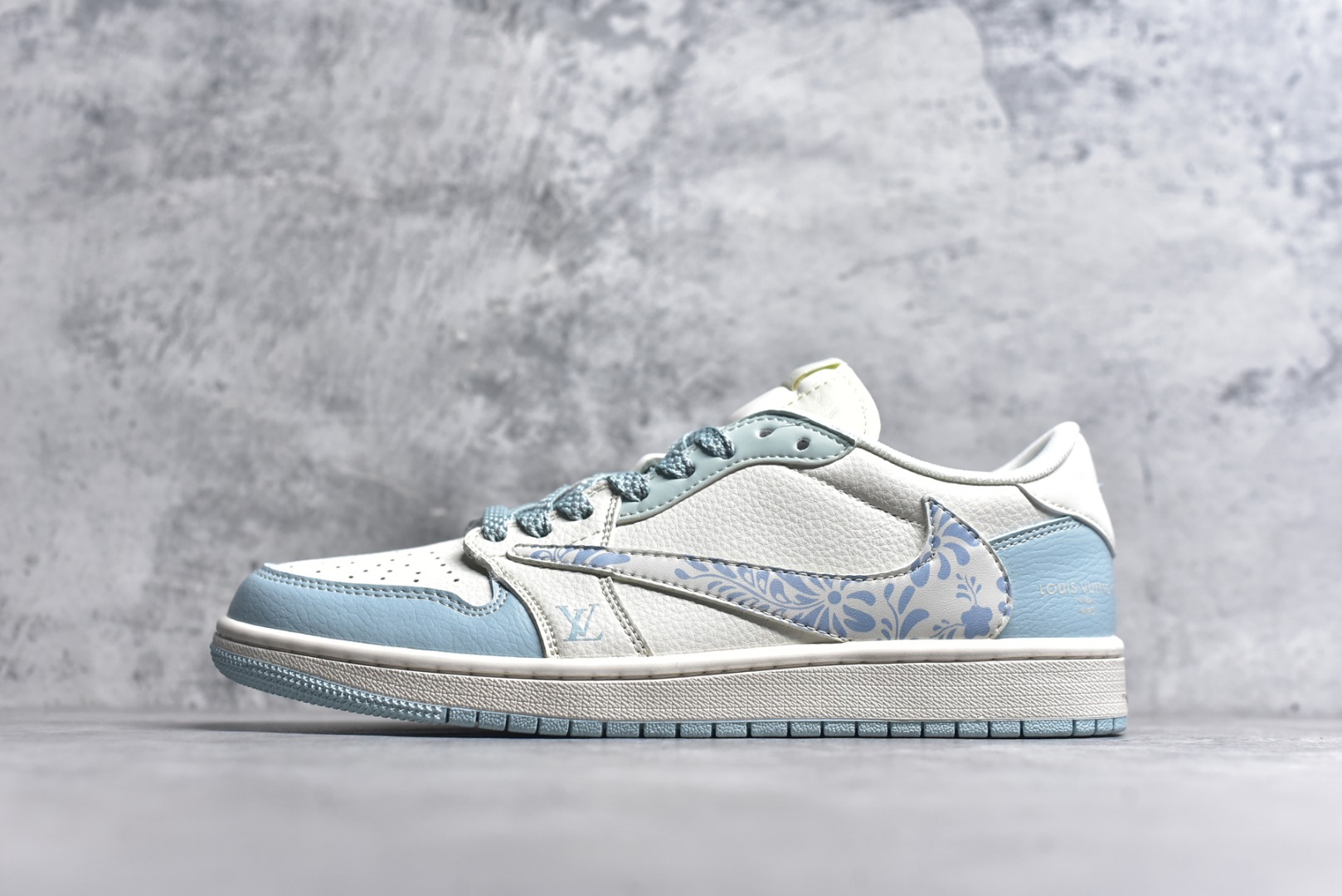 #Travis Scott x Fragment Design x Air Jordan 1 Low OG SP AJ1 乔1 LV联名 烟花浅蓝 低帮文化休闲板鞋 XS7089-613 #多方联名合作融合了Travis Scott 独特的音乐风格，藤原浩个性的设计风格以及Jordan品牌的经典元素 使其成为一双具有独特身份和价值的鞋子 清新而立体的外观加上联名标识更突出了其独特身份 这种配色方案显示出活力和时尚感 在视觉上引人注目 鞋身的质感和细腻的细节处理使其显得高端而格调十足 这款“倒钩”联名是设计与创意完美结合 融合多方的个性风格是一款备受瞩目的潮流鞋款 尺码：36 36.5 37.5 38 38.5 39 40 40.5 41 42 42.5 43 44 44.5 45 9.E5-选品中心