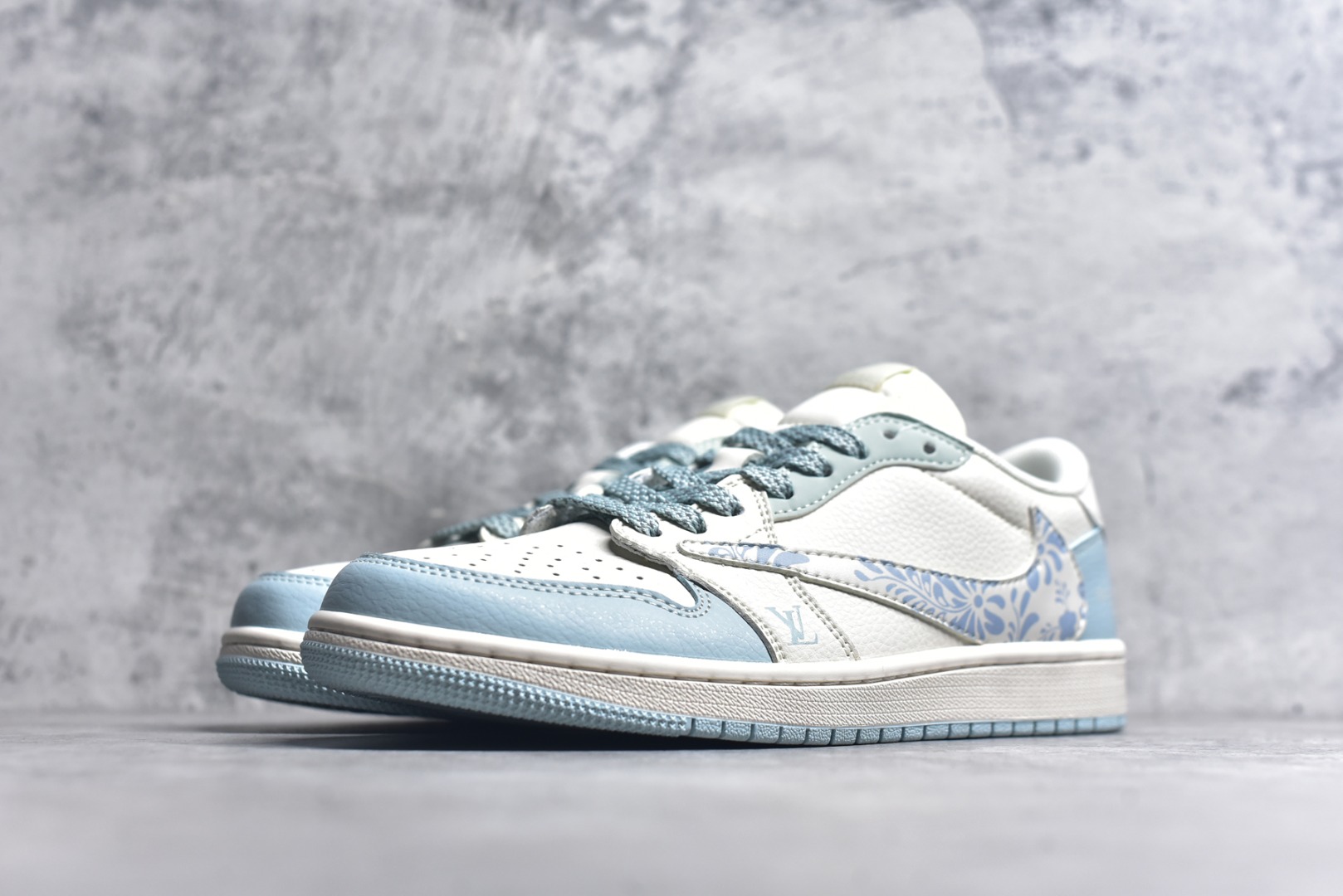 图片[2]-#Travis Scott x Fragment Design x Air Jordan 1 Low OG SP AJ1 乔1 LV联名 烟花浅蓝 低帮文化休闲板鞋 XS7089-613 #多方联名合作融合了Travis Scott 独特的音乐风格，藤原浩个性的设计风格以及Jordan品牌的经典元素 使其成为一双具有独特身份和价值的鞋子 清新而立体的外观加上联名标识更突出了其独特身份 这种配色方案显示出活力和时尚感 在视觉上引人注目 鞋身的质感和细腻的细节处理使其显得高端而格调十足 这款“倒钩”联名是设计与创意完美结合 融合多方的个性风格是一款备受瞩目的潮流鞋款 尺码：36 36.5 37.5 38 38.5 39 40 40.5 41 42 42.5 43 44 44.5 45 9.E5-选品中心