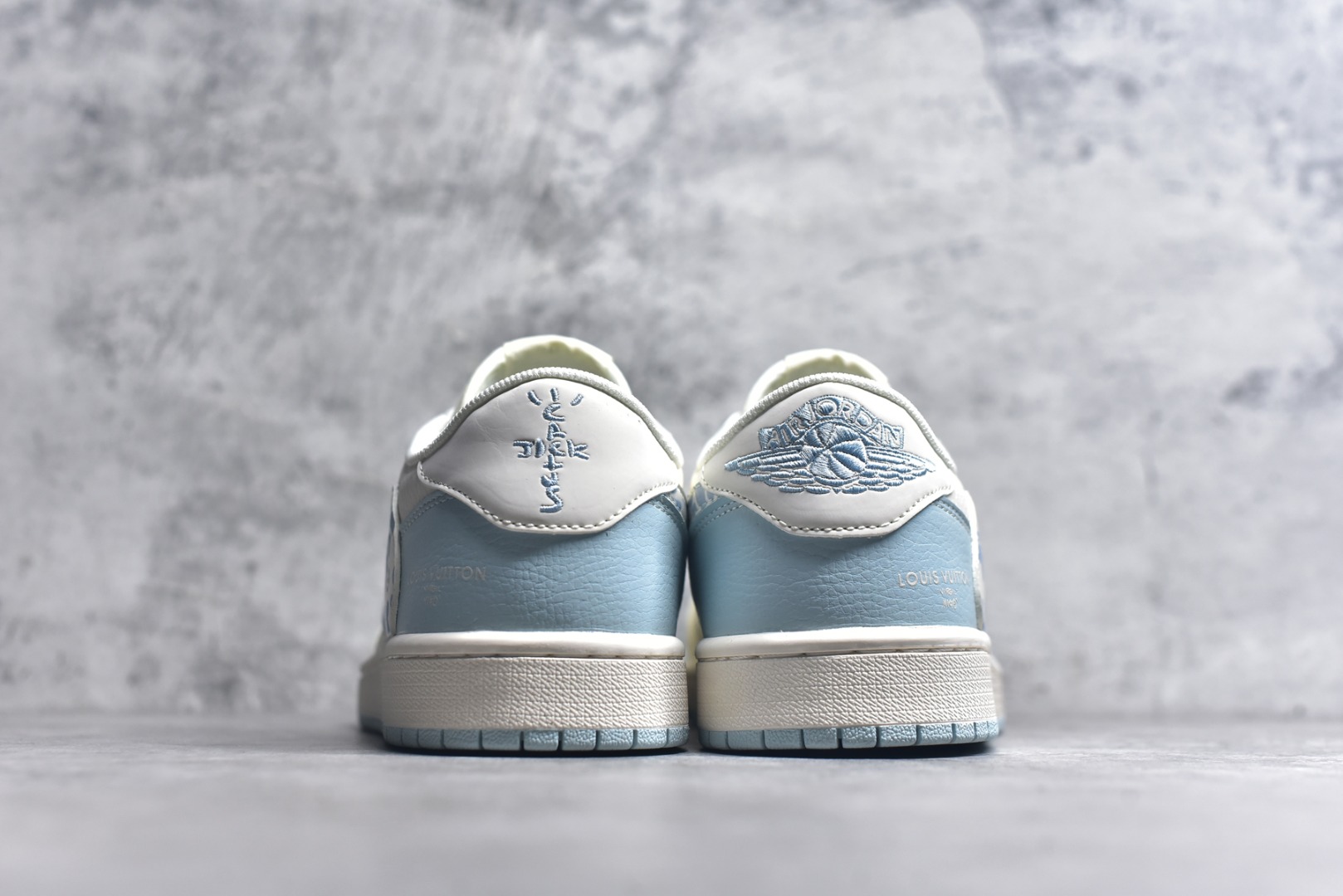 图片[5]-#Travis Scott x Fragment Design x Air Jordan 1 Low OG SP AJ1 乔1 LV联名 烟花浅蓝 低帮文化休闲板鞋 XS7089-613 #多方联名合作融合了Travis Scott 独特的音乐风格，藤原浩个性的设计风格以及Jordan品牌的经典元素 使其成为一双具有独特身份和价值的鞋子 清新而立体的外观加上联名标识更突出了其独特身份 这种配色方案显示出活力和时尚感 在视觉上引人注目 鞋身的质感和细腻的细节处理使其显得高端而格调十足 这款“倒钩”联名是设计与创意完美结合 融合多方的个性风格是一款备受瞩目的潮流鞋款 尺码：36 36.5 37.5 38 38.5 39 40 40.5 41 42 42.5 43 44 44.5 45 9.E5-选品中心