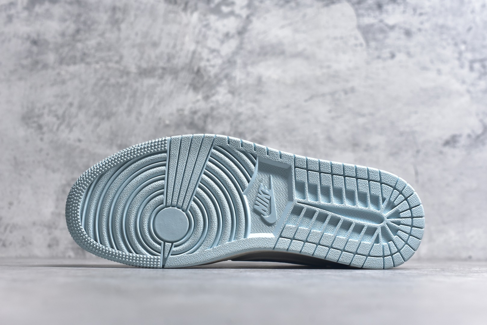 图片[6]-#Travis Scott x Fragment Design x Air Jordan 1 Low OG SP AJ1 乔1 LV联名 烟花浅蓝 低帮文化休闲板鞋 XS7089-613 #多方联名合作融合了Travis Scott 独特的音乐风格，藤原浩个性的设计风格以及Jordan品牌的经典元素 使其成为一双具有独特身份和价值的鞋子 清新而立体的外观加上联名标识更突出了其独特身份 这种配色方案显示出活力和时尚感 在视觉上引人注目 鞋身的质感和细腻的细节处理使其显得高端而格调十足 这款“倒钩”联名是设计与创意完美结合 融合多方的个性风格是一款备受瞩目的潮流鞋款 尺码：36 36.5 37.5 38 38.5 39 40 40.5 41 42 42.5 43 44 44.5 45 9.E5-选品中心