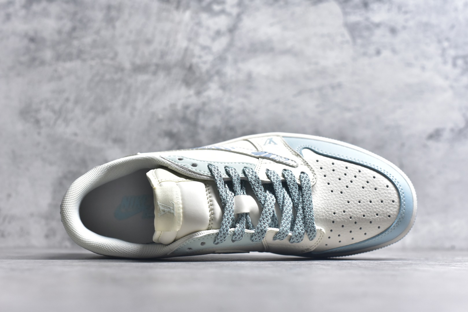 图片[4]-#Travis Scott x Fragment Design x Air Jordan 1 Low OG SP AJ1 乔1 LV联名 烟花浅蓝 低帮文化休闲板鞋 XS7089-613 #多方联名合作融合了Travis Scott 独特的音乐风格，藤原浩个性的设计风格以及Jordan品牌的经典元素 使其成为一双具有独特身份和价值的鞋子 清新而立体的外观加上联名标识更突出了其独特身份 这种配色方案显示出活力和时尚感 在视觉上引人注目 鞋身的质感和细腻的细节处理使其显得高端而格调十足 这款“倒钩”联名是设计与创意完美结合 融合多方的个性风格是一款备受瞩目的潮流鞋款 尺码：36 36.5 37.5 38 38.5 39 40 40.5 41 42 42.5 43 44 44.5 45 9.E5-选品中心