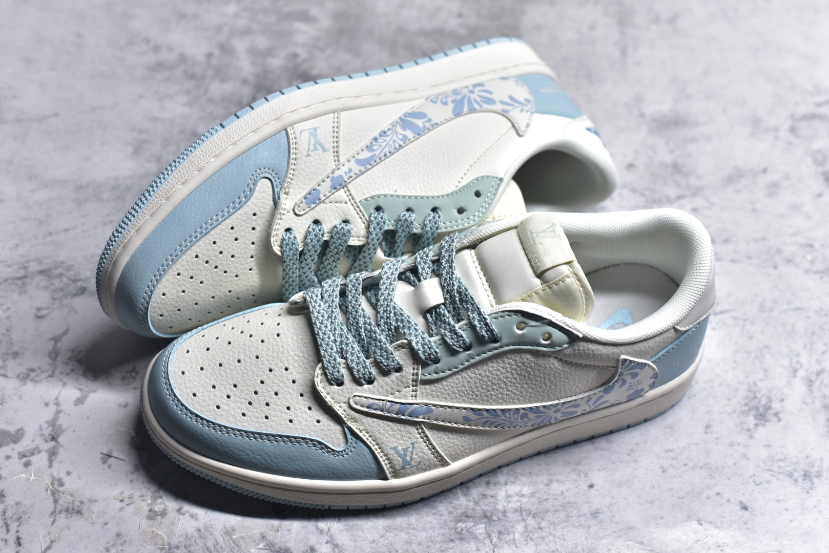 图片[7]-#Travis Scott x Fragment Design x Air Jordan 1 Low OG SP AJ1 乔1 LV联名 烟花浅蓝 低帮文化休闲板鞋 XS7089-613 #多方联名合作融合了Travis Scott 独特的音乐风格，藤原浩个性的设计风格以及Jordan品牌的经典元素 使其成为一双具有独特身份和价值的鞋子 清新而立体的外观加上联名标识更突出了其独特身份 这种配色方案显示出活力和时尚感 在视觉上引人注目 鞋身的质感和细腻的细节处理使其显得高端而格调十足 这款“倒钩”联名是设计与创意完美结合 融合多方的个性风格是一款备受瞩目的潮流鞋款 尺码：36 36.5 37.5 38 38.5 39 40 40.5 41 42 42.5 43 44 44.5 45 9.E5-选品中心
