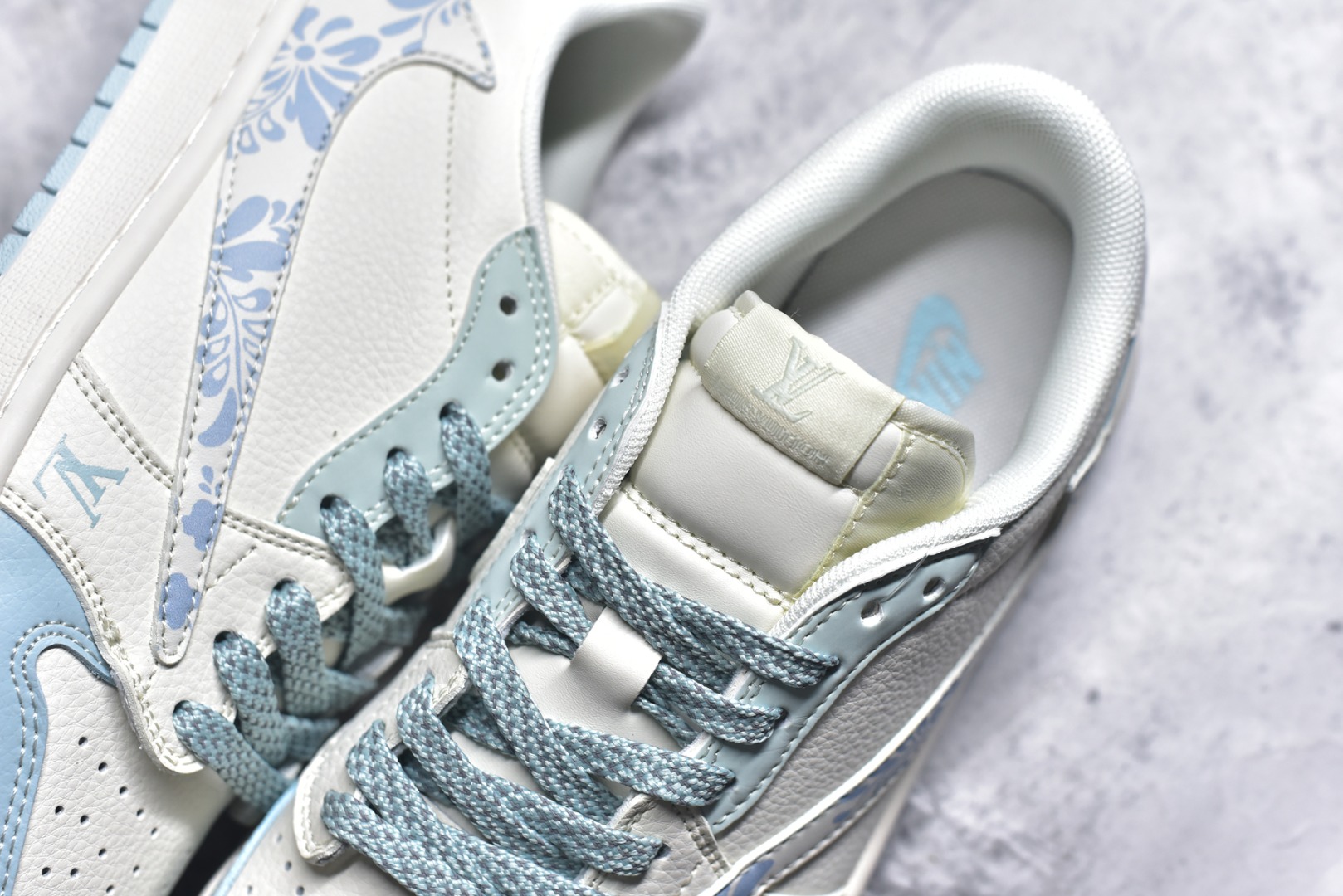 图片[9]-#Travis Scott x Fragment Design x Air Jordan 1 Low OG SP AJ1 乔1 LV联名 烟花浅蓝 低帮文化休闲板鞋 XS7089-613 #多方联名合作融合了Travis Scott 独特的音乐风格，藤原浩个性的设计风格以及Jordan品牌的经典元素 使其成为一双具有独特身份和价值的鞋子 清新而立体的外观加上联名标识更突出了其独特身份 这种配色方案显示出活力和时尚感 在视觉上引人注目 鞋身的质感和细腻的细节处理使其显得高端而格调十足 这款“倒钩”联名是设计与创意完美结合 融合多方的个性风格是一款备受瞩目的潮流鞋款 尺码：36 36.5 37.5 38 38.5 39 40 40.5 41 42 42.5 43 44 44.5 45 9.E5-选品中心