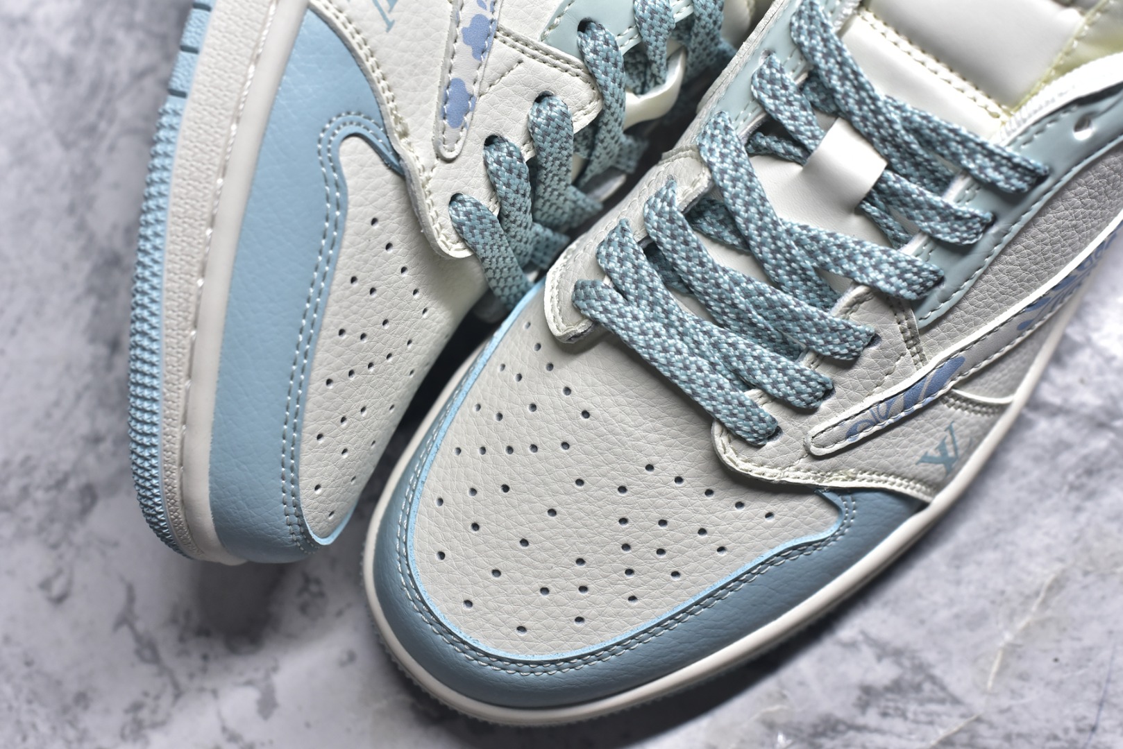 图片[8]-#Travis Scott x Fragment Design x Air Jordan 1 Low OG SP AJ1 乔1 LV联名 烟花浅蓝 低帮文化休闲板鞋 XS7089-613 #多方联名合作融合了Travis Scott 独特的音乐风格，藤原浩个性的设计风格以及Jordan品牌的经典元素 使其成为一双具有独特身份和价值的鞋子 清新而立体的外观加上联名标识更突出了其独特身份 这种配色方案显示出活力和时尚感 在视觉上引人注目 鞋身的质感和细腻的细节处理使其显得高端而格调十足 这款“倒钩”联名是设计与创意完美结合 融合多方的个性风格是一款备受瞩目的潮流鞋款 尺码：36 36.5 37.5 38 38.5 39 40 40.5 41 42 42.5 43 44 44.5 45 9.E5-选品中心