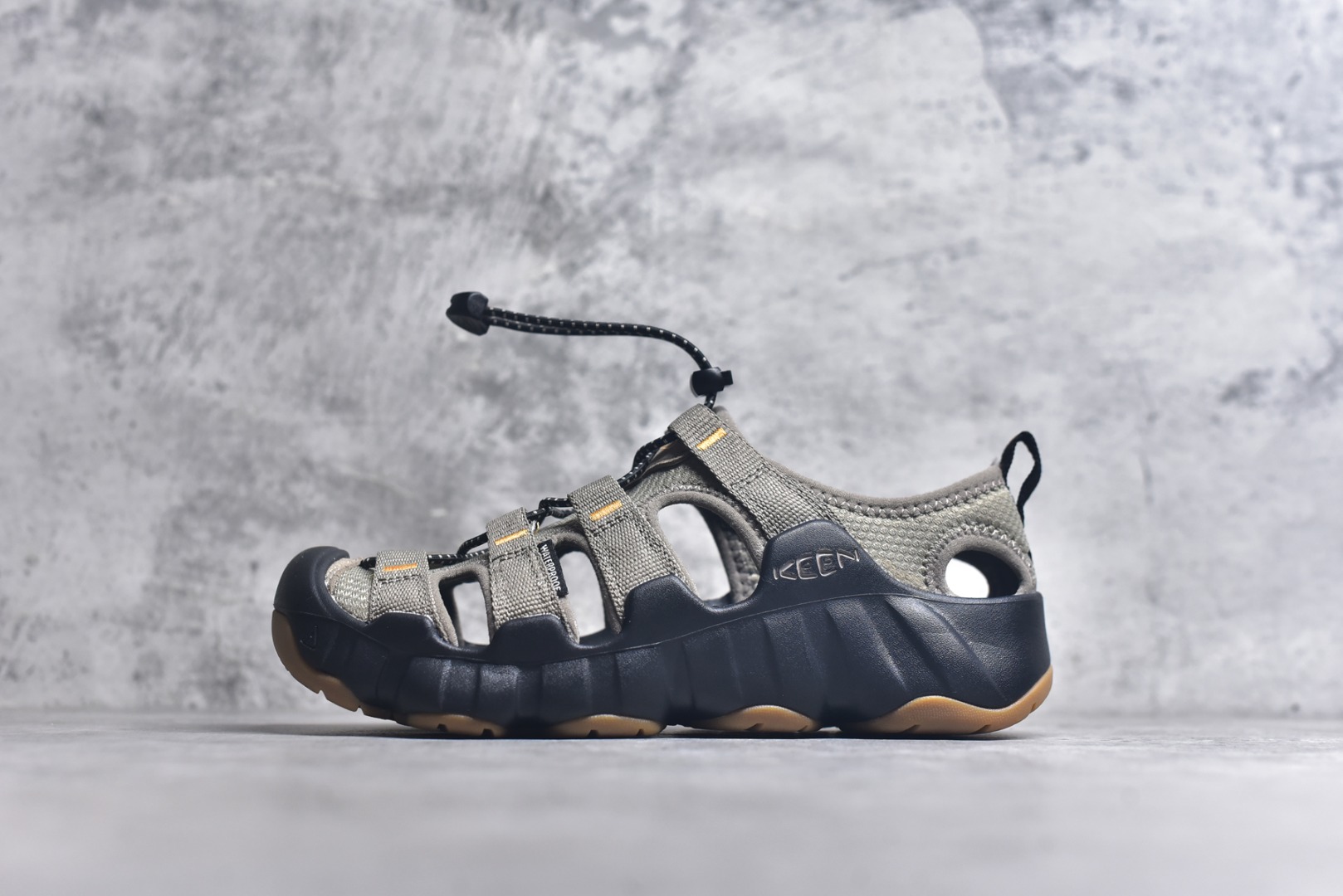 #KEEN Hyperport H2 科恩防滑耐磨低帮户外功能鞋溯溪鞋凉鞋 KEEN诞生于2003年的美国人气户外品牌，以一双“保护脚趾”且能涉足水域的户外凉鞋NEWPORT诞生为契机，开启原创制鞋之路。KEEN相信，天空之下即是户外，因为户外不一定是极具挑战性的独自冒险，也可以是与朋友、家人和宠物一同分享外面的世界。同时，KEEN从诞生之初便始终贯彻环保制鞋的理念，不断创造出优秀的原创奇履。脚踏实地，致力向善。我们想和世界产生更多交集为世界减少更多负担，和你趣户外、趣做自己、趣环保让地球和生活都变得更美好。尺码：36 36.5 37.5 38 38.5 39 40 40.5 41 42 42.5 43 44-选品中心