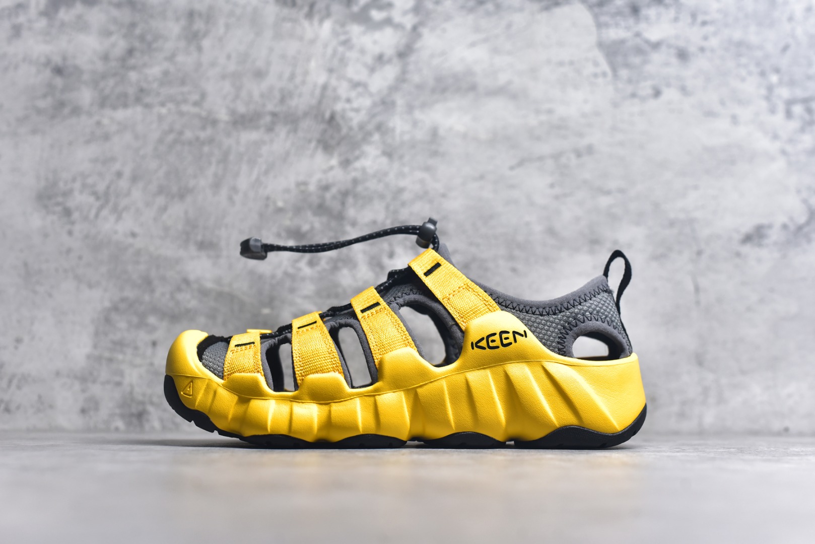 #KEEN Hyperport H2 科恩防滑耐磨低帮户外功能鞋溯溪鞋凉鞋 KEEN诞生于2003年的美国人气户外品牌，以一双“保护脚趾”且能涉足水域的户外凉鞋NEWPORT诞生为契机，开启原创制鞋之路。KEEN相信，天空之下即是户外，因为户外不一定是极具挑战性的独自冒险，也可以是与朋友、家人和宠物一同分享外面的世界。同时，KEEN从诞生之初便始终贯彻环保制鞋的理念，不断创造出优秀的原创奇履。脚踏实地，致力向善。我们想和世界产生更多交集为世界减少更多负担，和你趣户外、趣做自己、趣环保让地球和生活都变得更美好。尺码：36 36.5 37.5 38 38.5 39 40 40.5 41 42 42.5 43 44-选品中心
