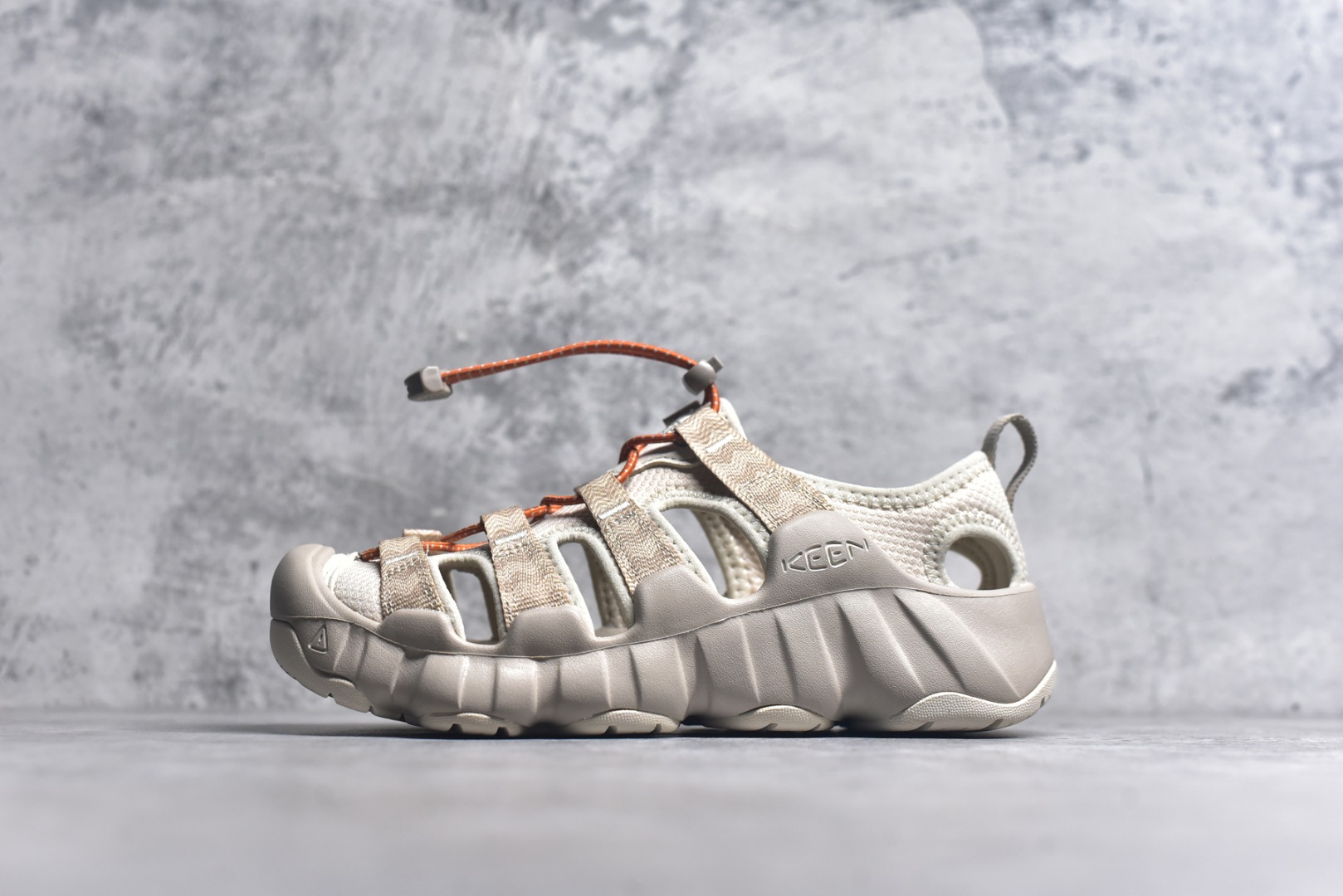 #KEEN Hyperport H2 科恩防滑耐磨低帮户外功能鞋溯溪鞋凉鞋 KEEN诞生于2003年的美国人气户外品牌，以一双“保护脚趾”且能涉足水域的户外凉鞋NEWPORT诞生为契机，开启原创制鞋之路。KEEN相信，天空之下即是户外，因为户外不一定是极具挑战性的独自冒险，也可以是与朋友、家人和宠物一同分享外面的世界。同时，KEEN从诞生之初便始终贯彻环保制鞋的理念，不断创造出优秀的原创奇履。脚踏实地，致力向善。我们想和世界产生更多交集为世界减少更多负担，和你趣户外、趣做自己、趣环保让地球和生活都变得更美好。尺码：36 36.5 37.5 38 38.5 39 40 40.5 41 42 42.5 43 44-选品中心