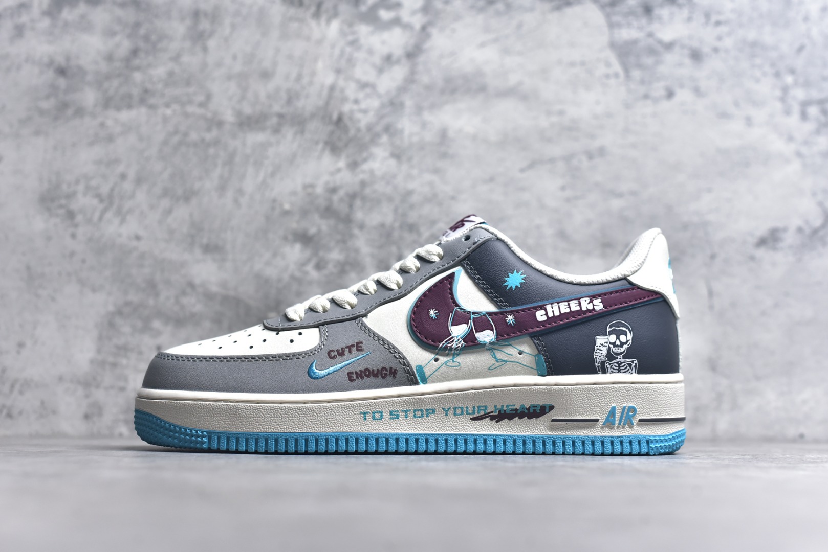 #Nike Air Force 1\’07 Low \”Stop Drinking\” 戒酒骷髅 空军一号低帮休闲运动板鞋 LJ2288-666 #戒酒骷髅是一幅极具警示意义的创意作品。画面主体是一个骷髅正仰面喝酒，它没有了皮肉的包裹，骨骼突兀地展现，空洞的眼眶直愣愣地望向天空，毫无生机的手紧握着酒杯，酒水顺着它的颌骨肆意流淌 尺码：36 36.5 37.5 38 38.5 39 40 40.5 41 42 42.5 43 44 44.5 45 9.D4-选品中心