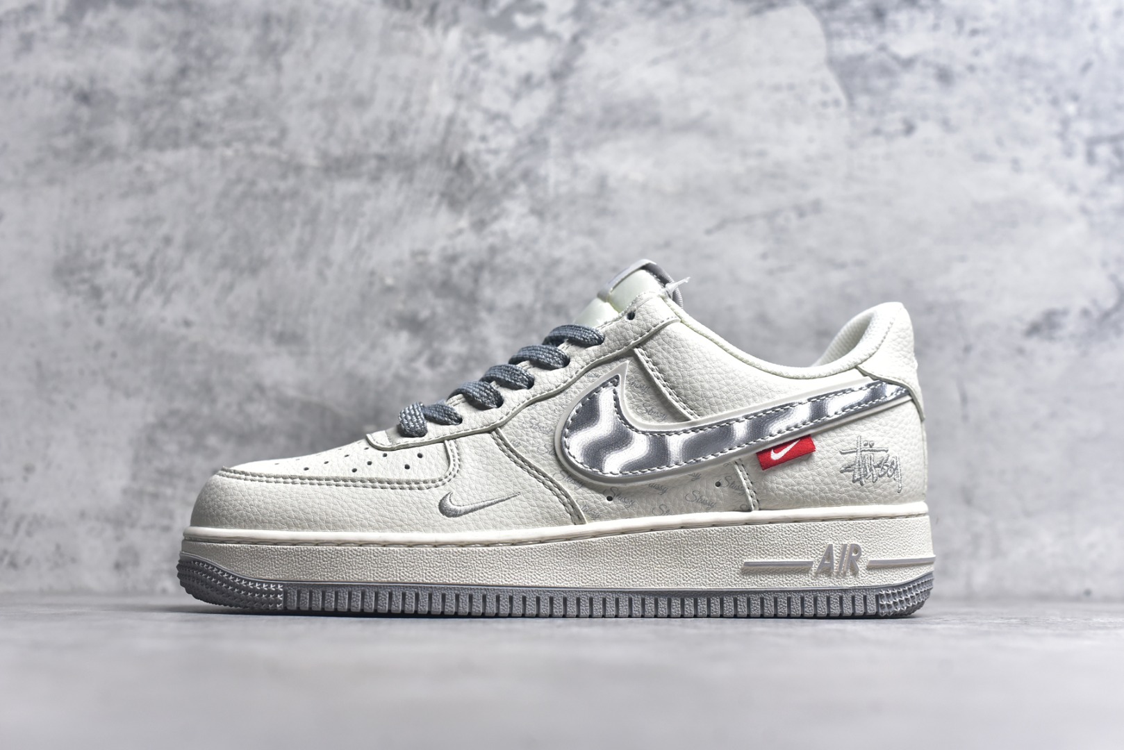 #Nike Air Force 1\’07 Low 斯图西联名 灰银勾 空军一号低帮休闲运动板鞋 XX3168-209 #原楦头原纸板 原装鞋盒 定制五金配件 内置全掌气垫 原厂鞋底 尺码：36 36.5 37.5 38 38.5 39 40 40.5 41 42 42.5 43 44 44.5 45 9.D4-选品中心