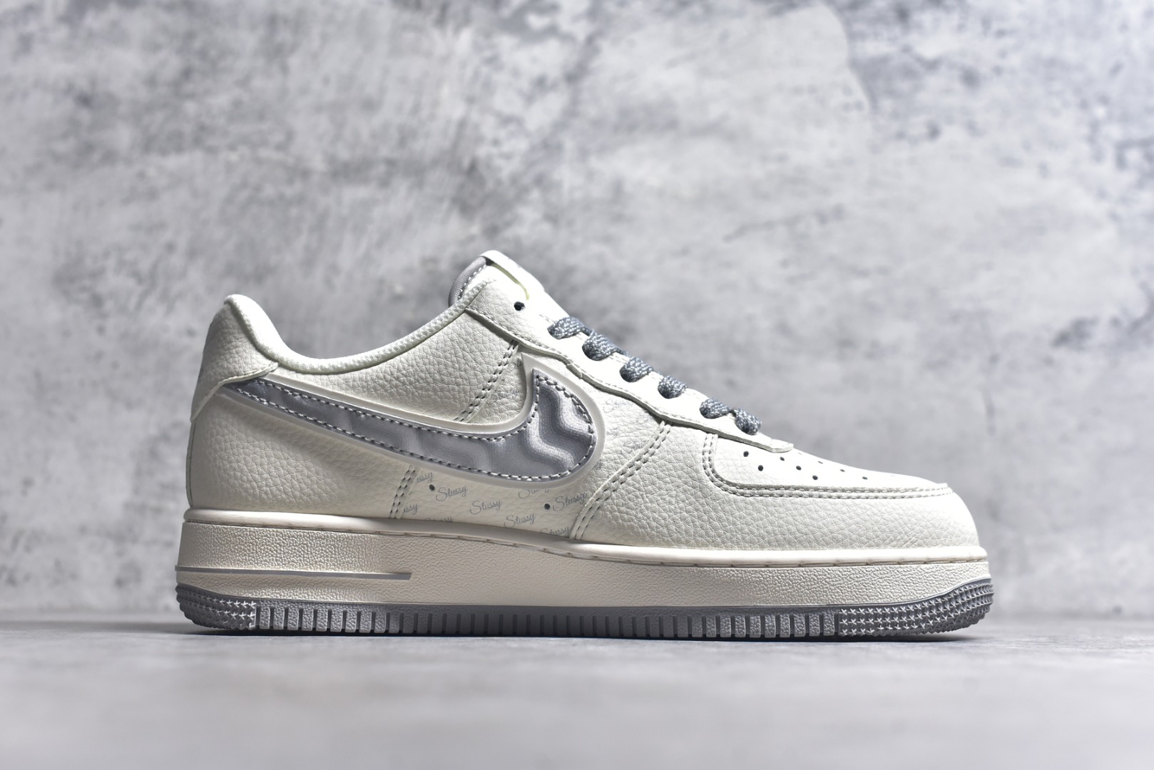 图片[3]-#Nike Air Force 1\’07 Low 斯图西联名 灰银勾 空军一号低帮休闲运动板鞋 XX3168-209 #原楦头原纸板 原装鞋盒 定制五金配件 内置全掌气垫 原厂鞋底 尺码：36 36.5 37.5 38 38.5 39 40 40.5 41 42 42.5 43 44 44.5 45 9.D4-选品中心