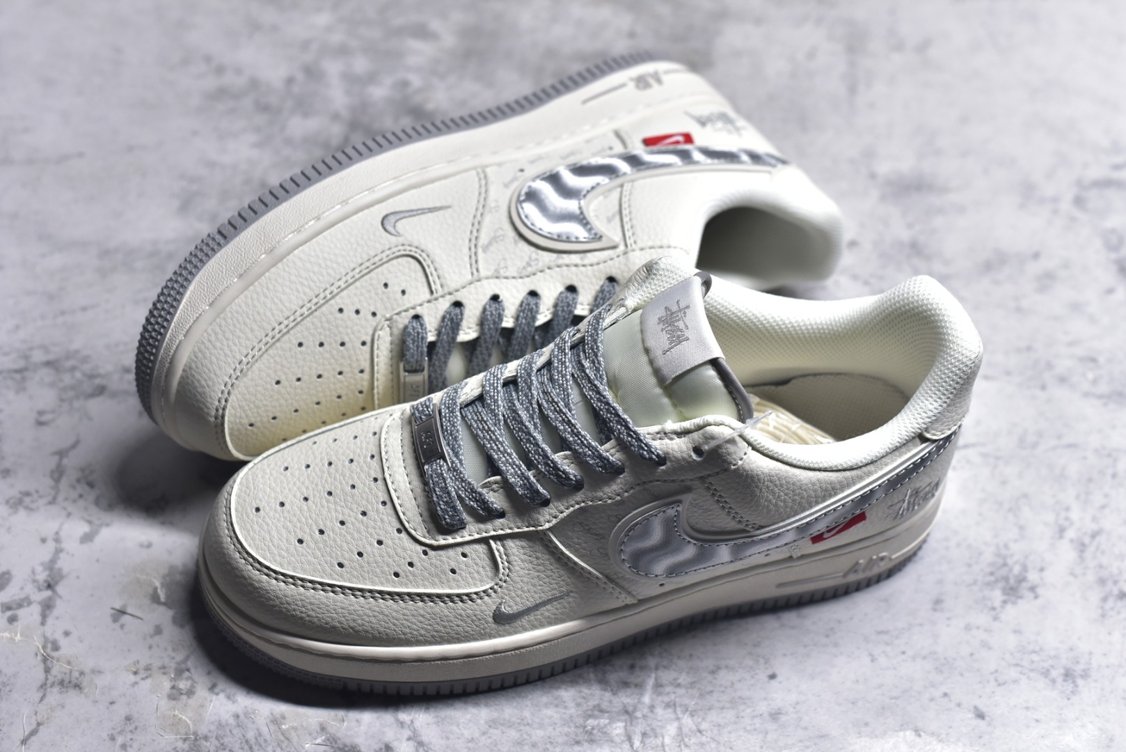图片[7]-#Nike Air Force 1\’07 Low 斯图西联名 灰银勾 空军一号低帮休闲运动板鞋 XX3168-209 #原楦头原纸板 原装鞋盒 定制五金配件 内置全掌气垫 原厂鞋底 尺码：36 36.5 37.5 38 38.5 39 40 40.5 41 42 42.5 43 44 44.5 45 9.D4-选品中心