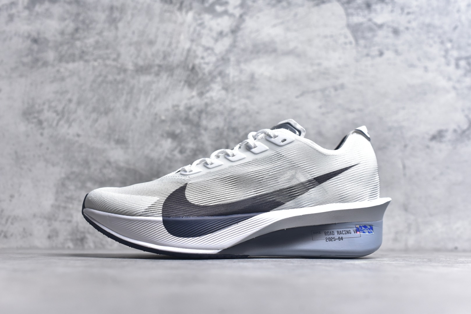 #Jakob A. Ingebrigtsen x NK Zoom VaporFly Next 4% 舒适百搭透气回弹低帮短跑马拉松跑步鞋 HF6414-100 采用精致醒目设计，精准诠释雅各布·因格布里格森的风格，聚焦他的核心信念：家庭与夺冠。该鞋款在前代鞋款的基础上减轻重量，但不影响性能表现。碳纤维 Flyplate 结合出众回弹的ZoomX泡绵中底，缔造比赛日佳选，令你快意难挡，疾速冲刺。这款公路竞速跑步鞋具备匠心品质，无论是日常畅跑还是马拉松，皆可轻松驾驭，是雅各布的信赖之选。尺码：39 40 40.5 41 42 42.5 43 44 44.5 45-选品中心