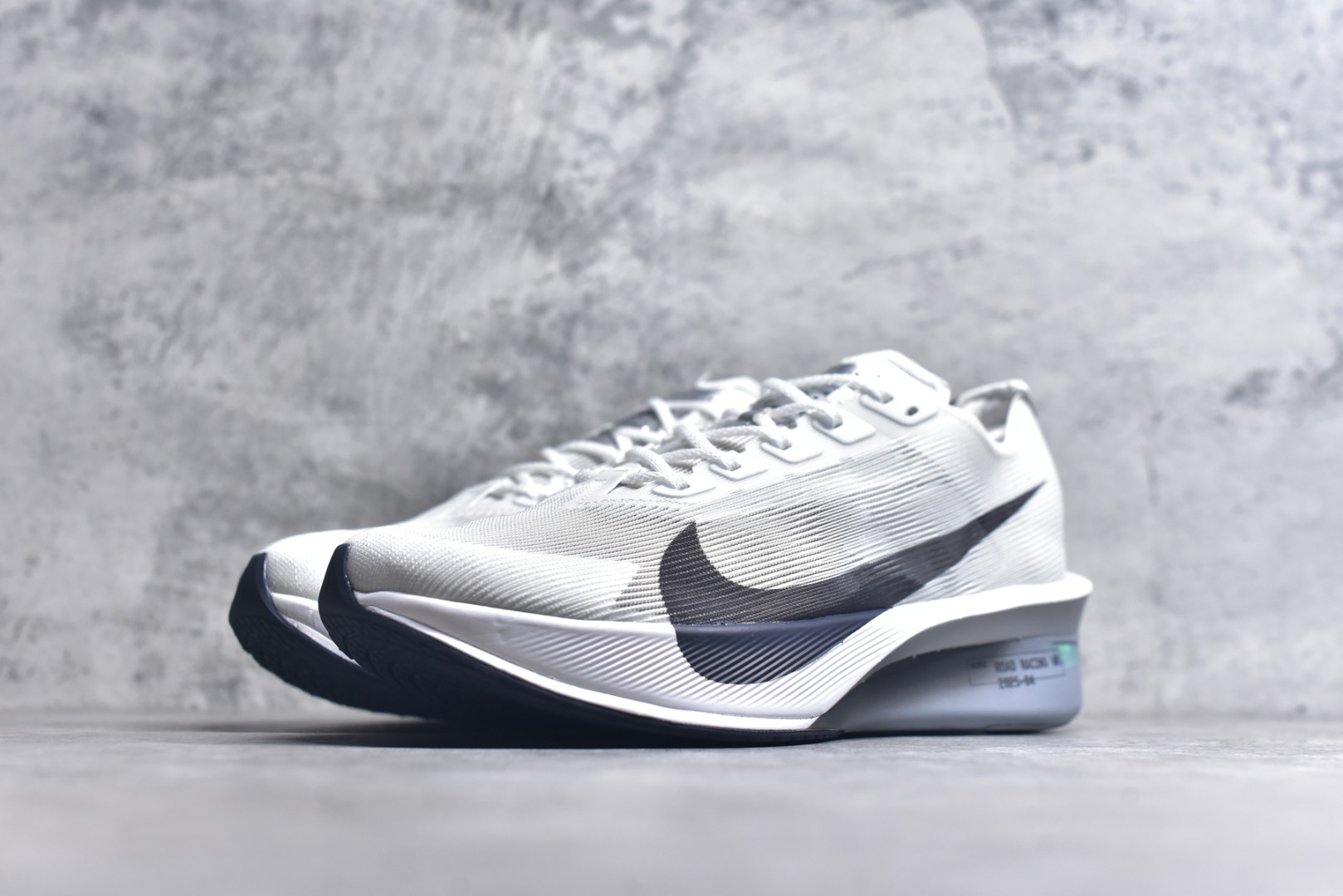 图片[2]-#Jakob A. Ingebrigtsen x NK Zoom VaporFly Next 4% 舒适百搭透气回弹低帮短跑马拉松跑步鞋 HF6414-100 采用精致醒目设计，精准诠释雅各布·因格布里格森的风格，聚焦他的核心信念：家庭与夺冠。该鞋款在前代鞋款的基础上减轻重量，但不影响性能表现。碳纤维 Flyplate 结合出众回弹的ZoomX泡绵中底，缔造比赛日佳选，令你快意难挡，疾速冲刺。这款公路竞速跑步鞋具备匠心品质，无论是日常畅跑还是马拉松，皆可轻松驾驭，是雅各布的信赖之选。尺码：39 40 40.5 41 42 42.5 43 44 44.5 45-选品中心