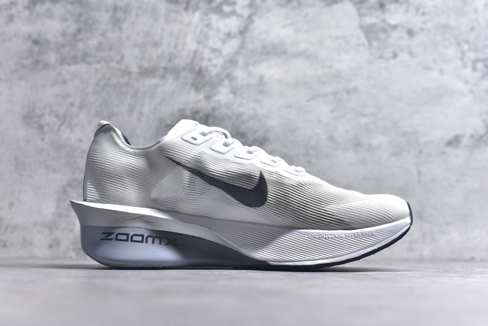 图片[3]-#Jakob A. Ingebrigtsen x NK Zoom VaporFly Next 4% 舒适百搭透气回弹低帮短跑马拉松跑步鞋 HF6414-100 采用精致醒目设计，精准诠释雅各布·因格布里格森的风格，聚焦他的核心信念：家庭与夺冠。该鞋款在前代鞋款的基础上减轻重量，但不影响性能表现。碳纤维 Flyplate 结合出众回弹的ZoomX泡绵中底，缔造比赛日佳选，令你快意难挡，疾速冲刺。这款公路竞速跑步鞋具备匠心品质，无论是日常畅跑还是马拉松，皆可轻松驾驭，是雅各布的信赖之选。尺码：39 40 40.5 41 42 42.5 43 44 44.5 45-选品中心