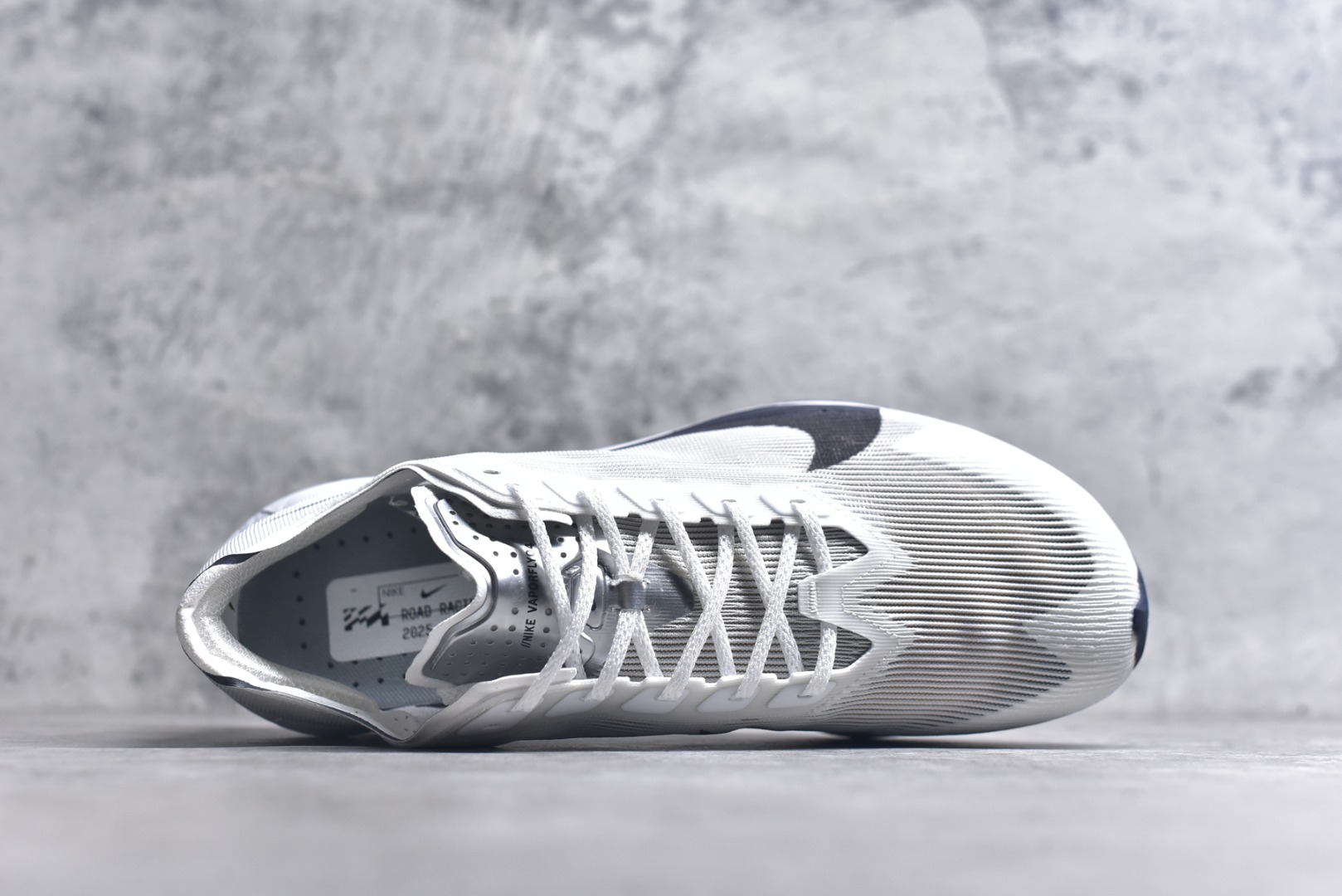 图片[4]-#Jakob A. Ingebrigtsen x NK Zoom VaporFly Next 4% 舒适百搭透气回弹低帮短跑马拉松跑步鞋 HF6414-100 采用精致醒目设计，精准诠释雅各布·因格布里格森的风格，聚焦他的核心信念：家庭与夺冠。该鞋款在前代鞋款的基础上减轻重量，但不影响性能表现。碳纤维 Flyplate 结合出众回弹的ZoomX泡绵中底，缔造比赛日佳选，令你快意难挡，疾速冲刺。这款公路竞速跑步鞋具备匠心品质，无论是日常畅跑还是马拉松，皆可轻松驾驭，是雅各布的信赖之选。尺码：39 40 40.5 41 42 42.5 43 44 44.5 45-选品中心