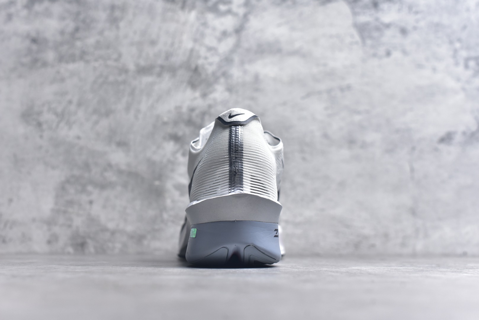 图片[5]-#Jakob A. Ingebrigtsen x NK Zoom VaporFly Next 4% 舒适百搭透气回弹低帮短跑马拉松跑步鞋 HF6414-100 采用精致醒目设计，精准诠释雅各布·因格布里格森的风格，聚焦他的核心信念：家庭与夺冠。该鞋款在前代鞋款的基础上减轻重量，但不影响性能表现。碳纤维 Flyplate 结合出众回弹的ZoomX泡绵中底，缔造比赛日佳选，令你快意难挡，疾速冲刺。这款公路竞速跑步鞋具备匠心品质，无论是日常畅跑还是马拉松，皆可轻松驾驭，是雅各布的信赖之选。尺码：39 40 40.5 41 42 42.5 43 44 44.5 45-选品中心