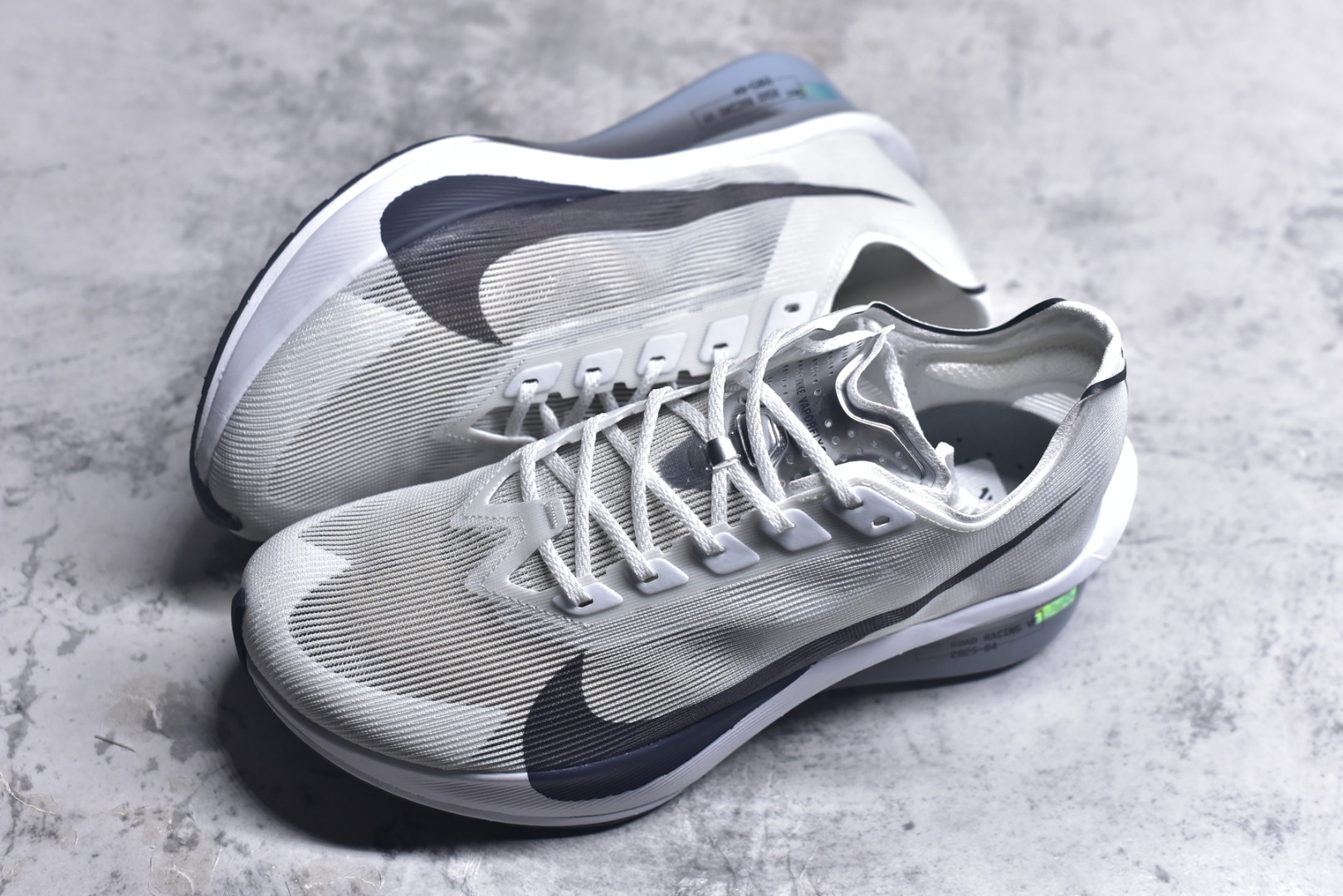 图片[7]-#Jakob A. Ingebrigtsen x NK Zoom VaporFly Next 4% 舒适百搭透气回弹低帮短跑马拉松跑步鞋 HF6414-100 采用精致醒目设计，精准诠释雅各布·因格布里格森的风格，聚焦他的核心信念：家庭与夺冠。该鞋款在前代鞋款的基础上减轻重量，但不影响性能表现。碳纤维 Flyplate 结合出众回弹的ZoomX泡绵中底，缔造比赛日佳选，令你快意难挡，疾速冲刺。这款公路竞速跑步鞋具备匠心品质，无论是日常畅跑还是马拉松，皆可轻松驾驭，是雅各布的信赖之选。尺码：39 40 40.5 41 42 42.5 43 44 44.5 45-选品中心