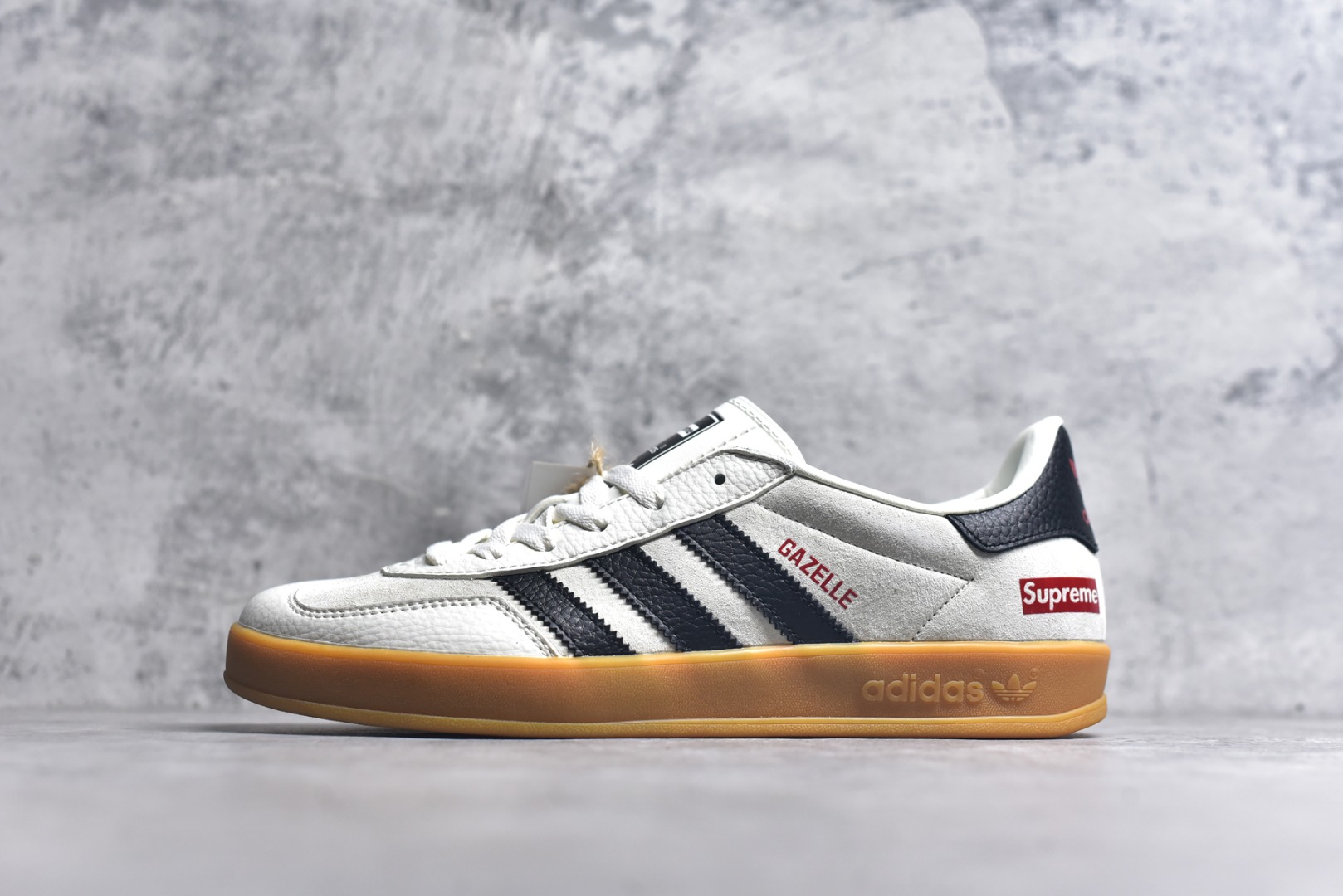 #Adidas 德训鞋 “Suprem联名-米白”高端定制 大厂纯原品质出货 超高清洁度 细节完美 舒适百搭 低帮休闲板鞋 男女同款 货号：SC9207-726 尺码：36 36.5 37.5 38 38.5 39 40 40.5 41 42 42.5 43 44 44.5 45-选品中心