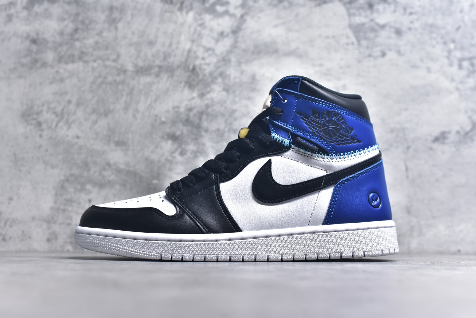 #顶级 Fragment x Union x Air Jordan 1 Retro High PK NRG 高帮aj1 乔丹一代经典复古运动篮球板鞋 洛杉矶品牌Union与Jordan合作推出的AJ1联名版本 近日洛杉矶时尚名所UNION LA与Jordan Brand联手为我们带来了UNION LA x Air Jordan 1 High 鞋款 鞋款采用解构、撞色以和补丁图案点缀的设计 鞋面结合了 全新解构皇家蓝 高帮 篮球鞋 货号：IO7847-001 尺码： 36 36.5 37.5 38 38.5 39 40 40.5 41 42 42.5 43 44 45-选品中心