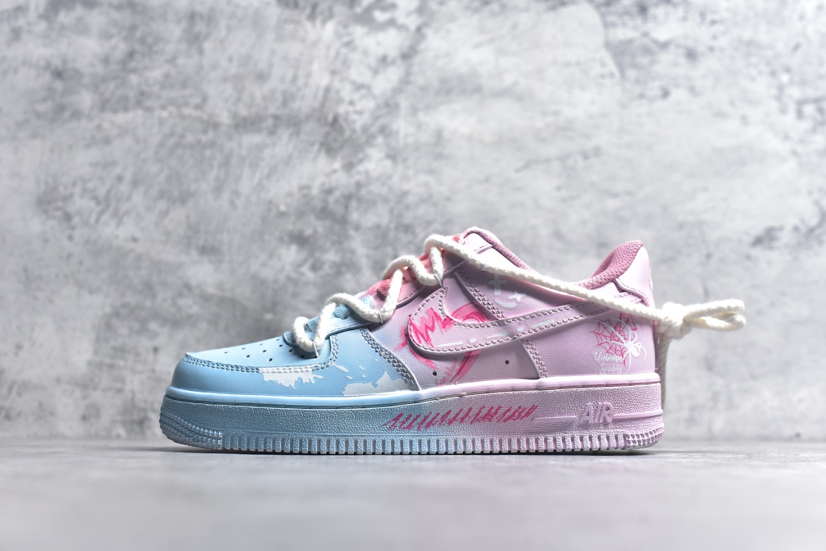 #Nike Air Force 1\’07 Low \”Purple Butterfly\” 手绘涂鸦 粉蓝蛛心 空军一号低帮休闲运动板鞋 QX2032-707 #粉蓝蛛心，宛如冷暖色调交织的浪漫诗篇。蓝色，象征着理性、沉稳与深邃，如浩渺的海洋与无垠的夜空，蕴含着包容万物的力量；粉色，代表着温柔、甜蜜与梦幻，似春日绽放的樱花、天边绚烂的晚霞，传递着浪漫炽热的情愫。 尺码：36 36.5 37.5 38 38.5 39 40 40.5 41 42 42.5 43 44 44.5 45 9.D4-选品中心