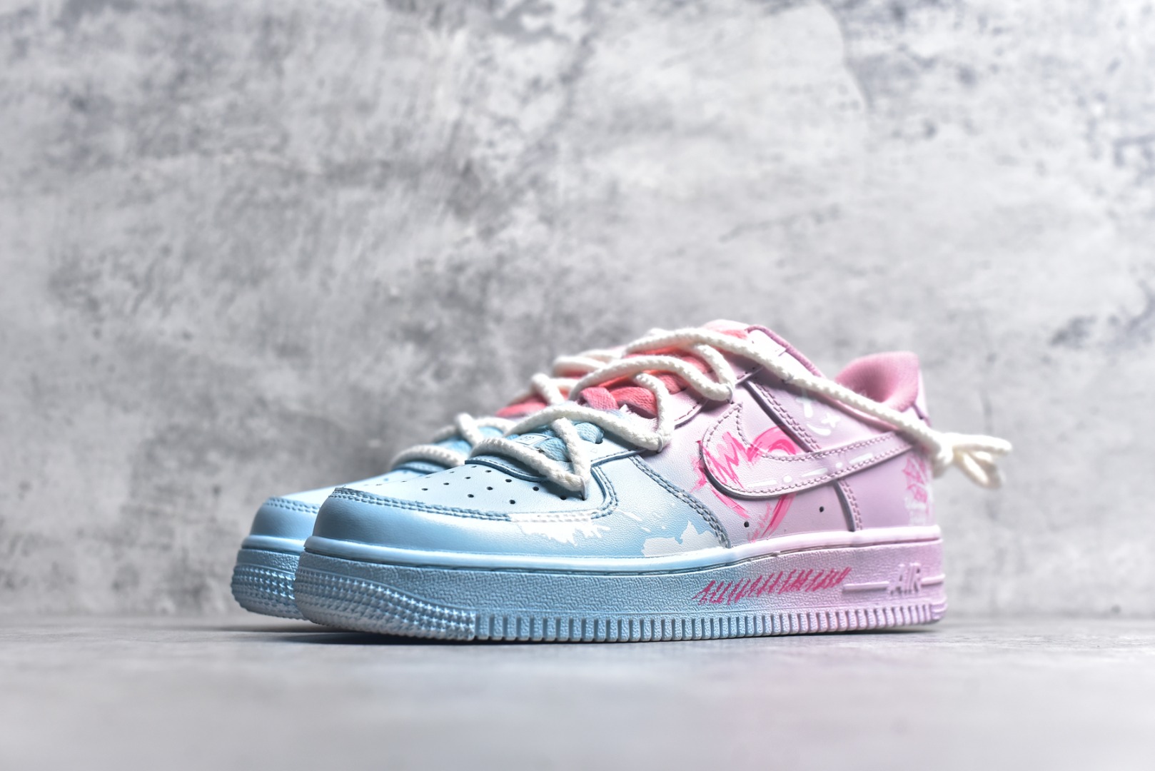 图片[2]-#Nike Air Force 1\’07 Low \”Purple Butterfly\” 手绘涂鸦 粉蓝蛛心 空军一号低帮休闲运动板鞋 QX2032-707 #粉蓝蛛心，宛如冷暖色调交织的浪漫诗篇。蓝色，象征着理性、沉稳与深邃，如浩渺的海洋与无垠的夜空，蕴含着包容万物的力量；粉色，代表着温柔、甜蜜与梦幻，似春日绽放的樱花、天边绚烂的晚霞，传递着浪漫炽热的情愫。 尺码：36 36.5 37.5 38 38.5 39 40 40.5 41 42 42.5 43 44 44.5 45 9.D4-选品中心