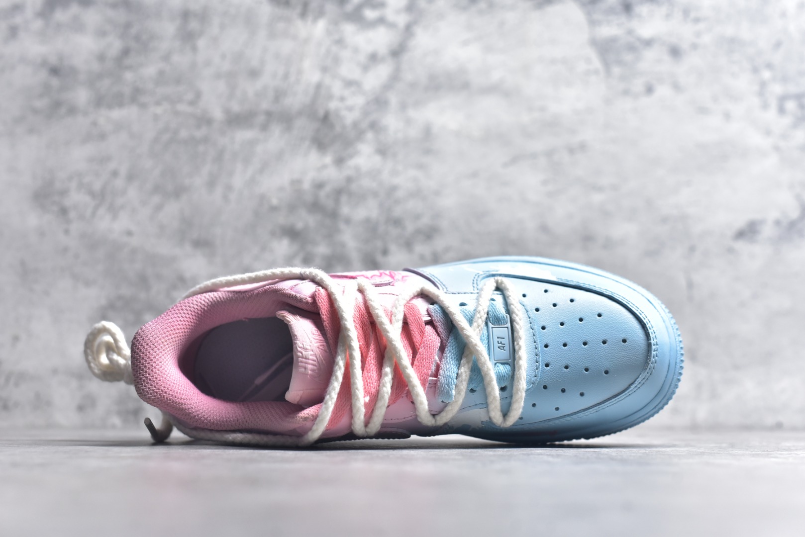 图片[4]-#Nike Air Force 1\’07 Low \”Purple Butterfly\” 手绘涂鸦 粉蓝蛛心 空军一号低帮休闲运动板鞋 QX2032-707 #粉蓝蛛心，宛如冷暖色调交织的浪漫诗篇。蓝色，象征着理性、沉稳与深邃，如浩渺的海洋与无垠的夜空，蕴含着包容万物的力量；粉色，代表着温柔、甜蜜与梦幻，似春日绽放的樱花、天边绚烂的晚霞，传递着浪漫炽热的情愫。 尺码：36 36.5 37.5 38 38.5 39 40 40.5 41 42 42.5 43 44 44.5 45 9.D4-选品中心