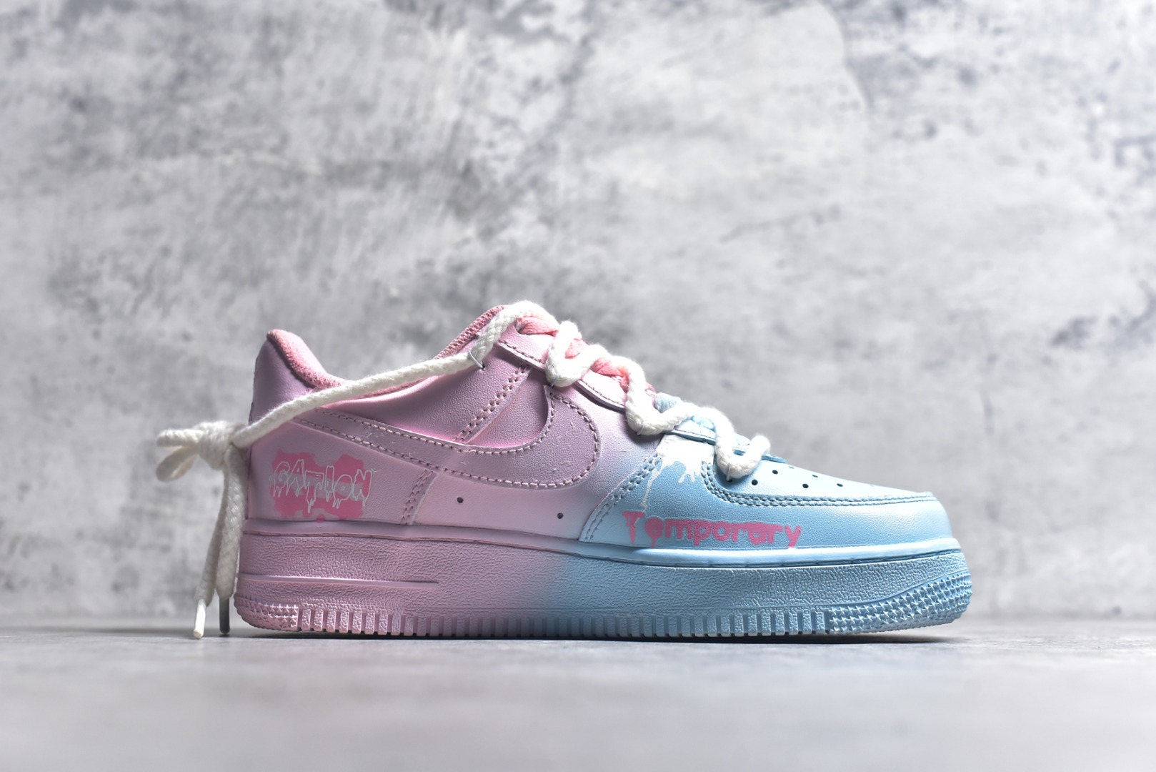 图片[3]-#Nike Air Force 1\’07 Low \”Purple Butterfly\” 手绘涂鸦 粉蓝蛛心 空军一号低帮休闲运动板鞋 QX2032-707 #粉蓝蛛心，宛如冷暖色调交织的浪漫诗篇。蓝色，象征着理性、沉稳与深邃，如浩渺的海洋与无垠的夜空，蕴含着包容万物的力量；粉色，代表着温柔、甜蜜与梦幻，似春日绽放的樱花、天边绚烂的晚霞，传递着浪漫炽热的情愫。 尺码：36 36.5 37.5 38 38.5 39 40 40.5 41 42 42.5 43 44 44.5 45 9.D4-选品中心