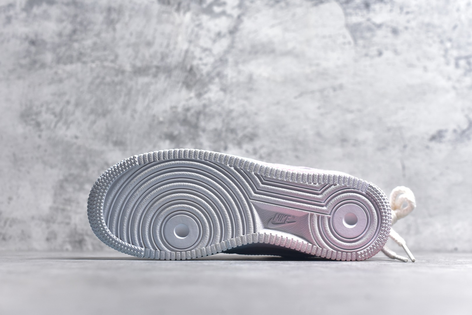 图片[6]-#Nike Air Force 1\’07 Low \”Purple Butterfly\” 手绘涂鸦 粉蓝蛛心 空军一号低帮休闲运动板鞋 QX2032-707 #粉蓝蛛心，宛如冷暖色调交织的浪漫诗篇。蓝色，象征着理性、沉稳与深邃，如浩渺的海洋与无垠的夜空，蕴含着包容万物的力量；粉色，代表着温柔、甜蜜与梦幻，似春日绽放的樱花、天边绚烂的晚霞，传递着浪漫炽热的情愫。 尺码：36 36.5 37.5 38 38.5 39 40 40.5 41 42 42.5 43 44 44.5 45 9.D4-选品中心