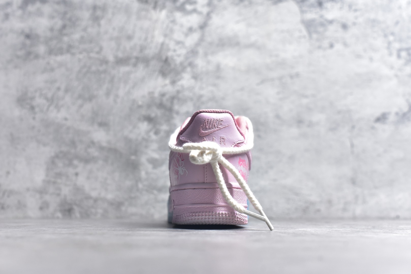 图片[5]-#Nike Air Force 1\’07 Low \”Purple Butterfly\” 手绘涂鸦 粉蓝蛛心 空军一号低帮休闲运动板鞋 QX2032-707 #粉蓝蛛心，宛如冷暖色调交织的浪漫诗篇。蓝色，象征着理性、沉稳与深邃，如浩渺的海洋与无垠的夜空，蕴含着包容万物的力量；粉色，代表着温柔、甜蜜与梦幻，似春日绽放的樱花、天边绚烂的晚霞，传递着浪漫炽热的情愫。 尺码：36 36.5 37.5 38 38.5 39 40 40.5 41 42 42.5 43 44 44.5 45 9.D4-选品中心