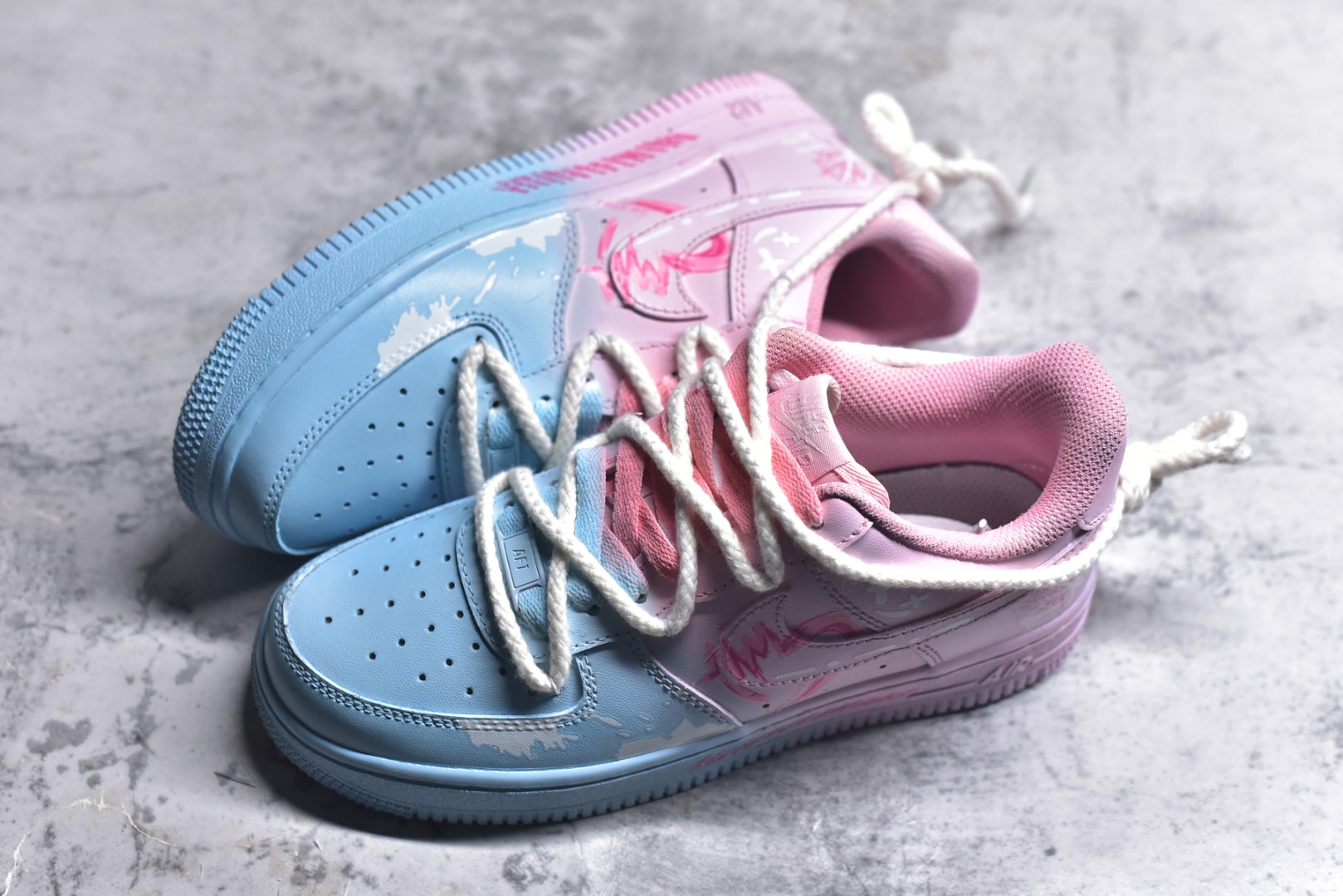 图片[7]-#Nike Air Force 1\’07 Low \”Purple Butterfly\” 手绘涂鸦 粉蓝蛛心 空军一号低帮休闲运动板鞋 QX2032-707 #粉蓝蛛心，宛如冷暖色调交织的浪漫诗篇。蓝色，象征着理性、沉稳与深邃，如浩渺的海洋与无垠的夜空，蕴含着包容万物的力量；粉色，代表着温柔、甜蜜与梦幻，似春日绽放的樱花、天边绚烂的晚霞，传递着浪漫炽热的情愫。 尺码：36 36.5 37.5 38 38.5 39 40 40.5 41 42 42.5 43 44 44.5 45 9.D4-选品中心