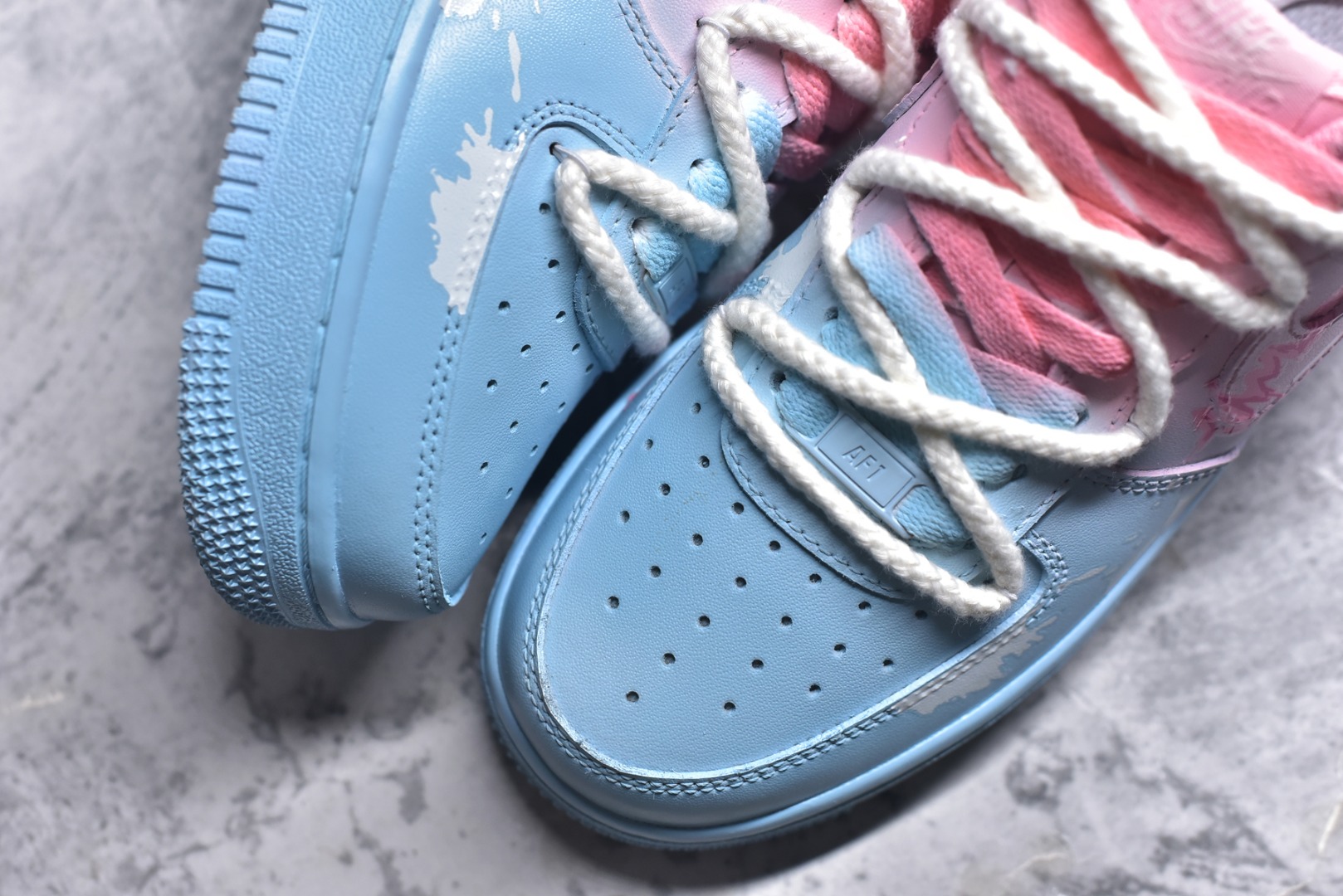 图片[8]-#Nike Air Force 1\’07 Low \”Purple Butterfly\” 手绘涂鸦 粉蓝蛛心 空军一号低帮休闲运动板鞋 QX2032-707 #粉蓝蛛心，宛如冷暖色调交织的浪漫诗篇。蓝色，象征着理性、沉稳与深邃，如浩渺的海洋与无垠的夜空，蕴含着包容万物的力量；粉色，代表着温柔、甜蜜与梦幻，似春日绽放的樱花、天边绚烂的晚霞，传递着浪漫炽热的情愫。 尺码：36 36.5 37.5 38 38.5 39 40 40.5 41 42 42.5 43 44 44.5 45 9.D4-选品中心