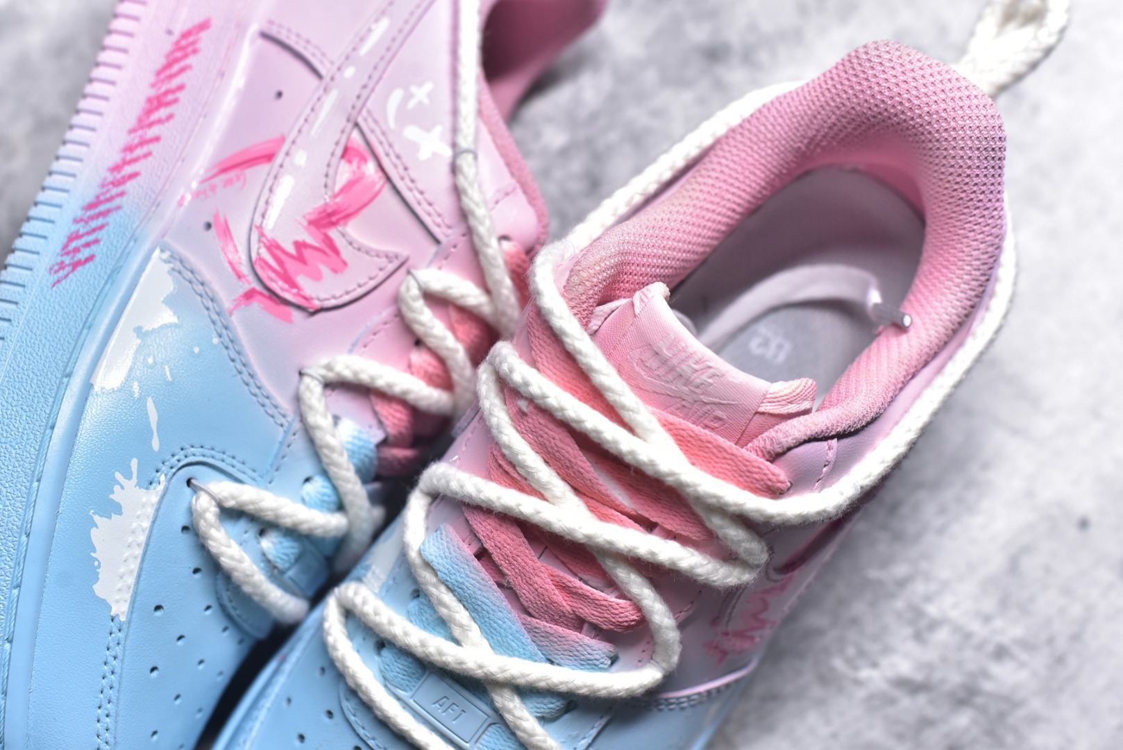 图片[9]-#Nike Air Force 1\’07 Low \”Purple Butterfly\” 手绘涂鸦 粉蓝蛛心 空军一号低帮休闲运动板鞋 QX2032-707 #粉蓝蛛心，宛如冷暖色调交织的浪漫诗篇。蓝色，象征着理性、沉稳与深邃，如浩渺的海洋与无垠的夜空，蕴含着包容万物的力量；粉色，代表着温柔、甜蜜与梦幻，似春日绽放的樱花、天边绚烂的晚霞，传递着浪漫炽热的情愫。 尺码：36 36.5 37.5 38 38.5 39 40 40.5 41 42 42.5 43 44 44.5 45 9.D4-选品中心