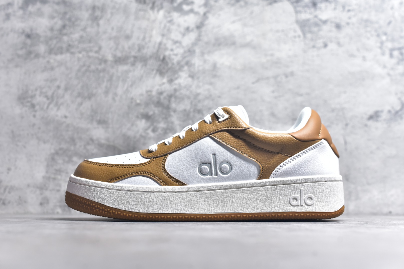 #ALO YOGA RECOVERY MODE 舒适简约小白鞋 防滑耐磨 低帮 运动板鞋 男女同款 明星圈很火的alo🤍真的很贵气 质感一绝 鞋垫有一点厚度 小个子秒增高 4-5cm🤩这鞋轻便柔软，日常通勤逛街完全没问题 尺码：36 37 38 39 40 41 42 43 44 45-选品中心