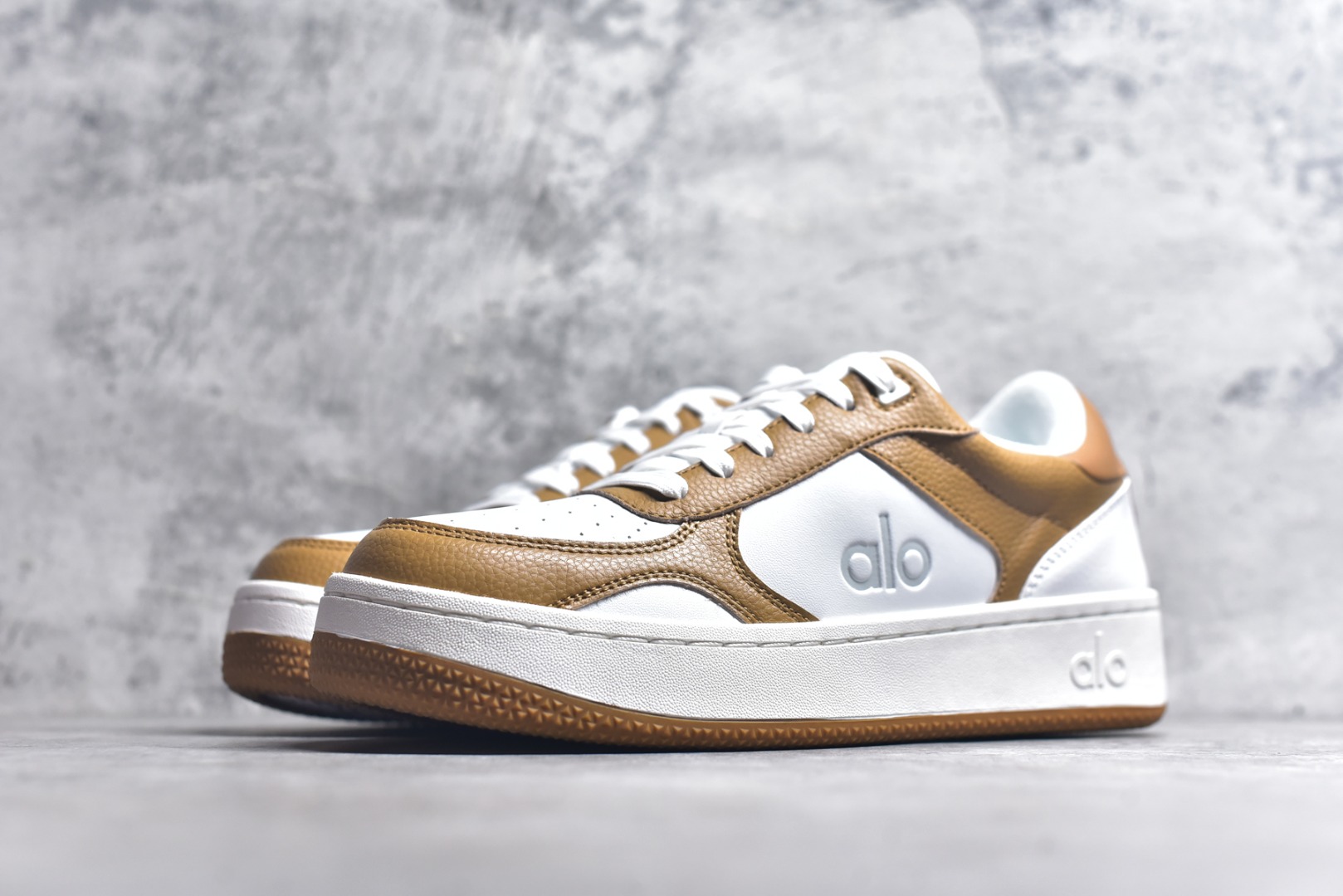 图片[2]-#ALO YOGA RECOVERY MODE 舒适简约小白鞋 防滑耐磨 低帮 运动板鞋 男女同款 明星圈很火的alo🤍真的很贵气 质感一绝 鞋垫有一点厚度 小个子秒增高 4-5cm🤩这鞋轻便柔软，日常通勤逛街完全没问题 尺码：36 37 38 39 40 41 42 43 44 45-选品中心