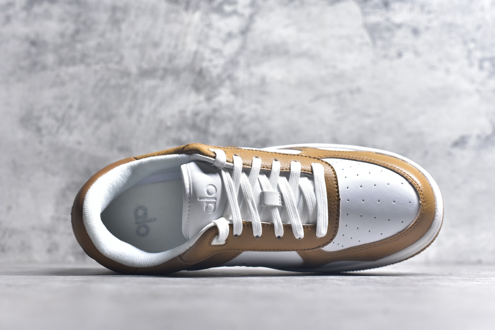 图片[4]-#ALO YOGA RECOVERY MODE 舒适简约小白鞋 防滑耐磨 低帮 运动板鞋 男女同款 明星圈很火的alo🤍真的很贵气 质感一绝 鞋垫有一点厚度 小个子秒增高 4-5cm🤩这鞋轻便柔软，日常通勤逛街完全没问题 尺码：36 37 38 39 40 41 42 43 44 45-选品中心