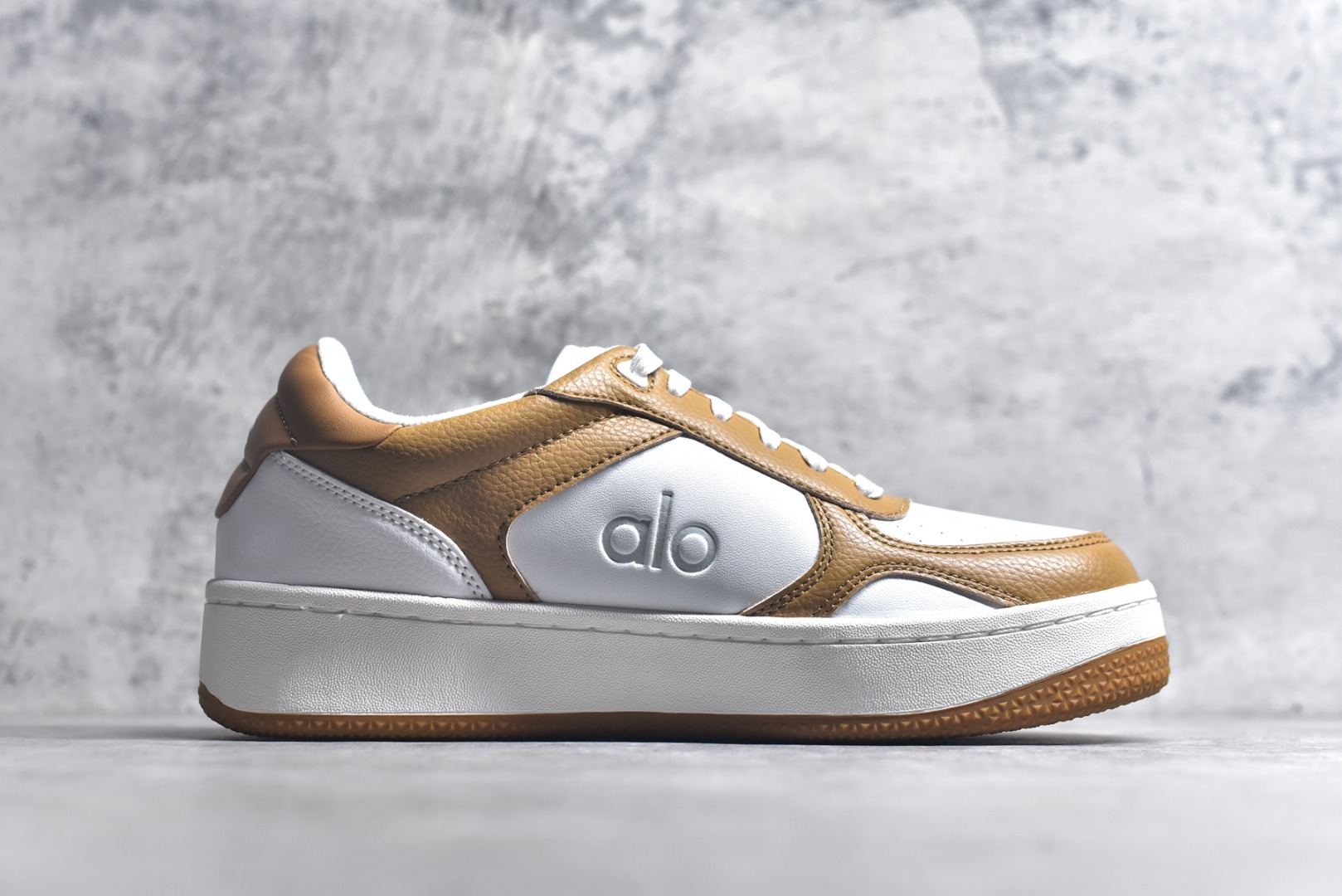 图片[3]-#ALO YOGA RECOVERY MODE 舒适简约小白鞋 防滑耐磨 低帮 运动板鞋 男女同款 明星圈很火的alo🤍真的很贵气 质感一绝 鞋垫有一点厚度 小个子秒增高 4-5cm🤩这鞋轻便柔软，日常通勤逛街完全没问题 尺码：36 37 38 39 40 41 42 43 44 45-选品中心