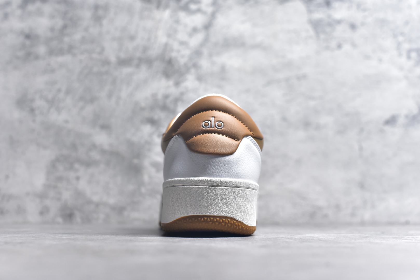 图片[5]-#ALO YOGA RECOVERY MODE 舒适简约小白鞋 防滑耐磨 低帮 运动板鞋 男女同款 明星圈很火的alo🤍真的很贵气 质感一绝 鞋垫有一点厚度 小个子秒增高 4-5cm🤩这鞋轻便柔软，日常通勤逛街完全没问题 尺码：36 37 38 39 40 41 42 43 44 45-选品中心