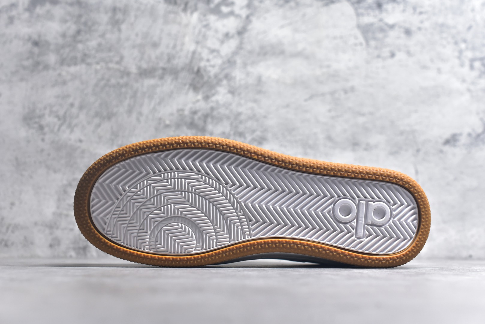 图片[6]-#ALO YOGA RECOVERY MODE 舒适简约小白鞋 防滑耐磨 低帮 运动板鞋 男女同款 明星圈很火的alo🤍真的很贵气 质感一绝 鞋垫有一点厚度 小个子秒增高 4-5cm🤩这鞋轻便柔软，日常通勤逛街完全没问题 尺码：36 37 38 39 40 41 42 43 44 45-选品中心