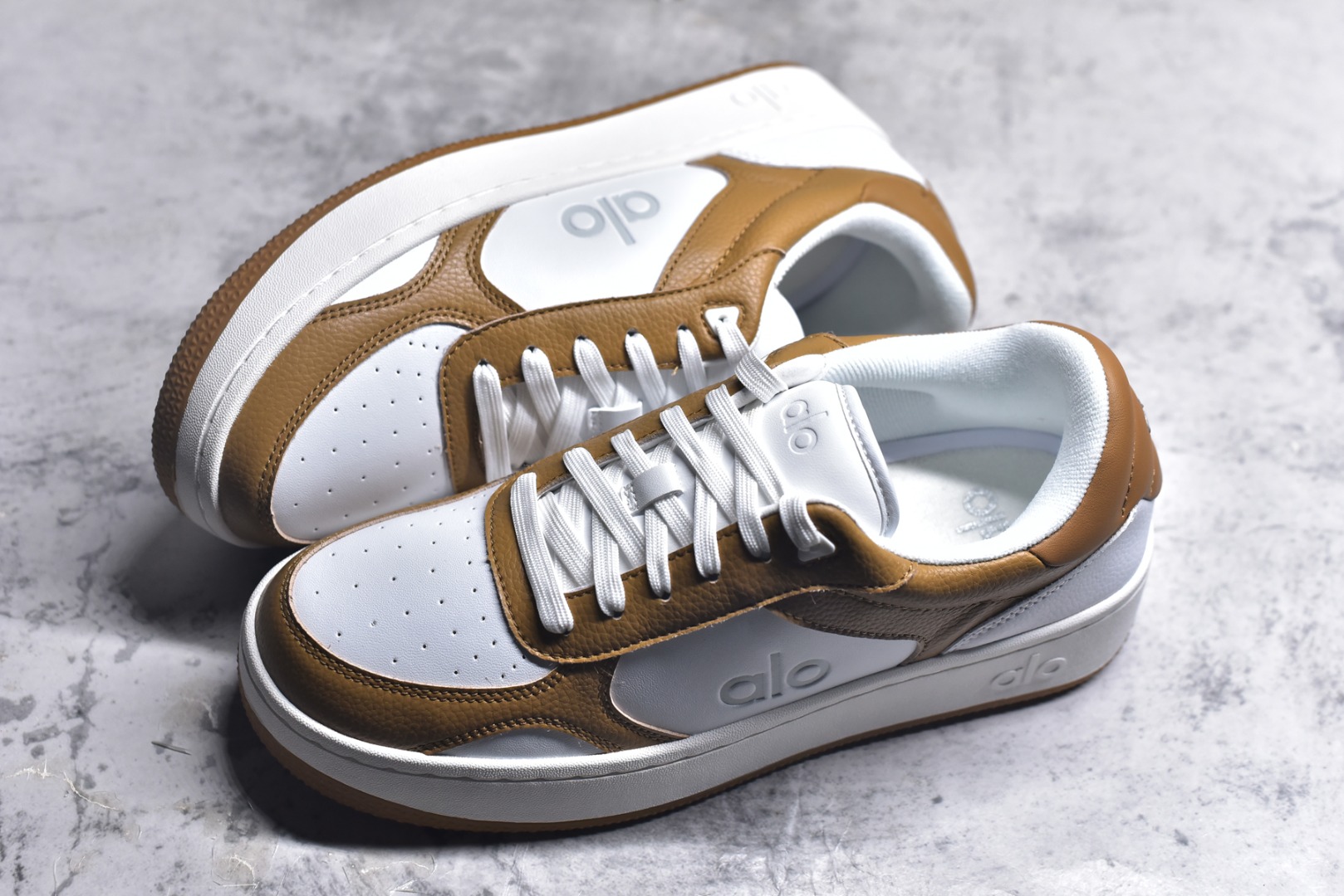 图片[7]-#ALO YOGA RECOVERY MODE 舒适简约小白鞋 防滑耐磨 低帮 运动板鞋 男女同款 明星圈很火的alo🤍真的很贵气 质感一绝 鞋垫有一点厚度 小个子秒增高 4-5cm🤩这鞋轻便柔软，日常通勤逛街完全没问题 尺码：36 37 38 39 40 41 42 43 44 45-选品中心