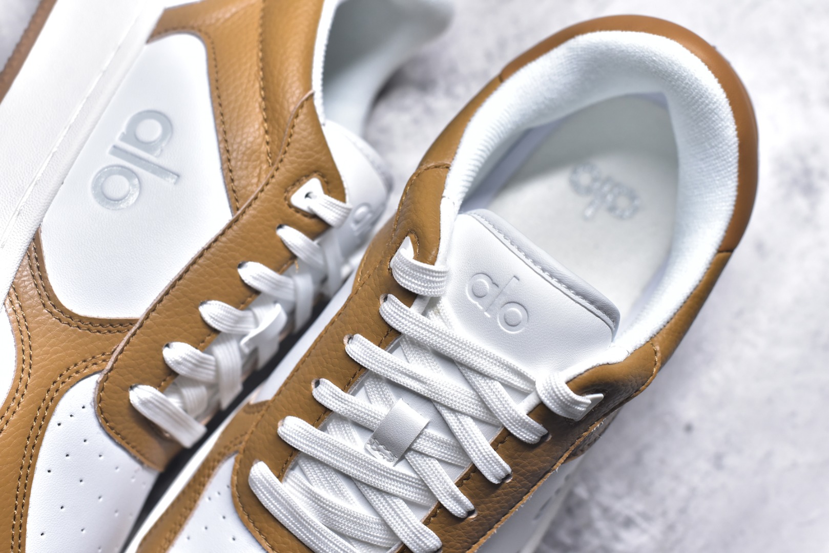 图片[9]-#ALO YOGA RECOVERY MODE 舒适简约小白鞋 防滑耐磨 低帮 运动板鞋 男女同款 明星圈很火的alo🤍真的很贵气 质感一绝 鞋垫有一点厚度 小个子秒增高 4-5cm🤩这鞋轻便柔软，日常通勤逛街完全没问题 尺码：36 37 38 39 40 41 42 43 44 45-选品中心