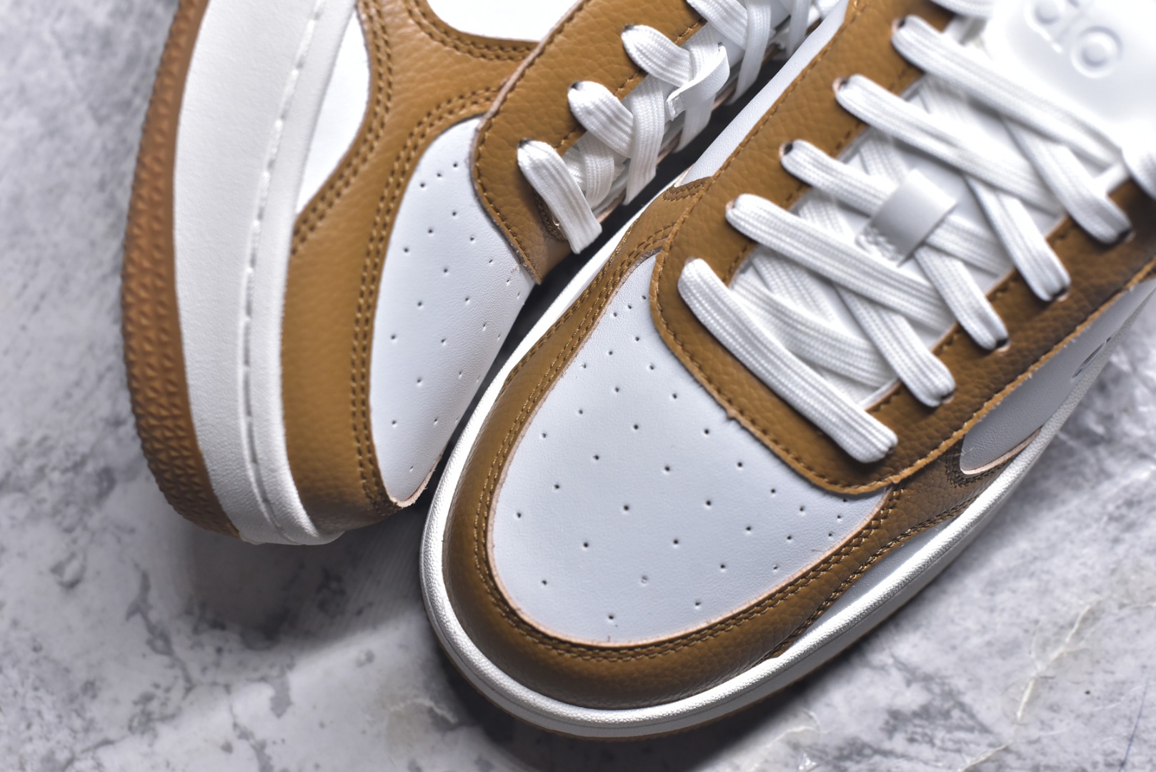 图片[8]-#ALO YOGA RECOVERY MODE 舒适简约小白鞋 防滑耐磨 低帮 运动板鞋 男女同款 明星圈很火的alo🤍真的很贵气 质感一绝 鞋垫有一点厚度 小个子秒增高 4-5cm🤩这鞋轻便柔软，日常通勤逛街完全没问题 尺码：36 37 38 39 40 41 42 43 44 45-选品中心