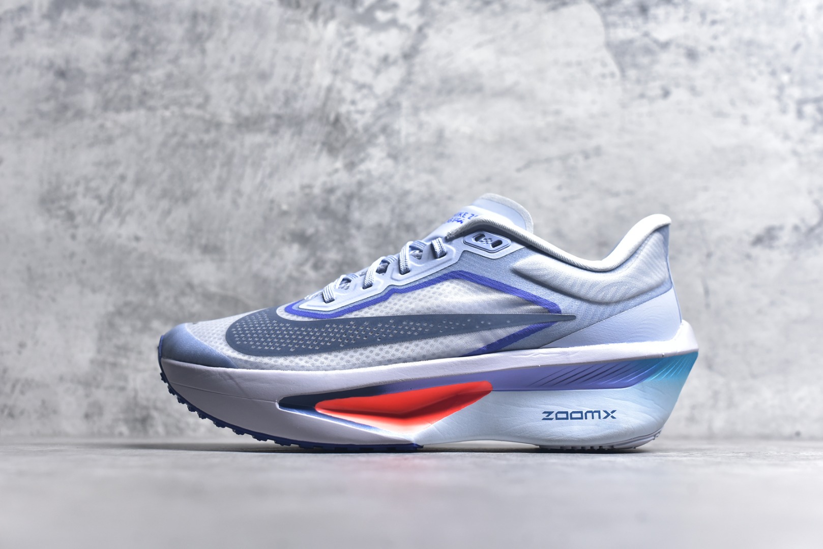 #NK ZoomX Invincible Run Flyknit 6 轻量跑鞋 飞织低帮休闲运动慢跑鞋 FN8454-002 此鞋专为短跑运动员而生 是为 5 至 10 公里距离的赛事和训练打造 整体设计采用流线型的轻质工程网眼材质构成鞋面 并与其他 Running 旗舰鞋款同样搭载全脚掌 ZoomX 缓冲中底 搭配 Pebax 物料与橡胶外底 ZoomX StreakFly 首发配色以Prototype呈现 其灵感是来自开发期间的磨损测试 透过编号的标记与内侧的预期跑步距离突出研发过程 尺码：36 36.5 37.5 38 38.5 39 40 40.5 41 42 42.5 43 44 45-选品中心