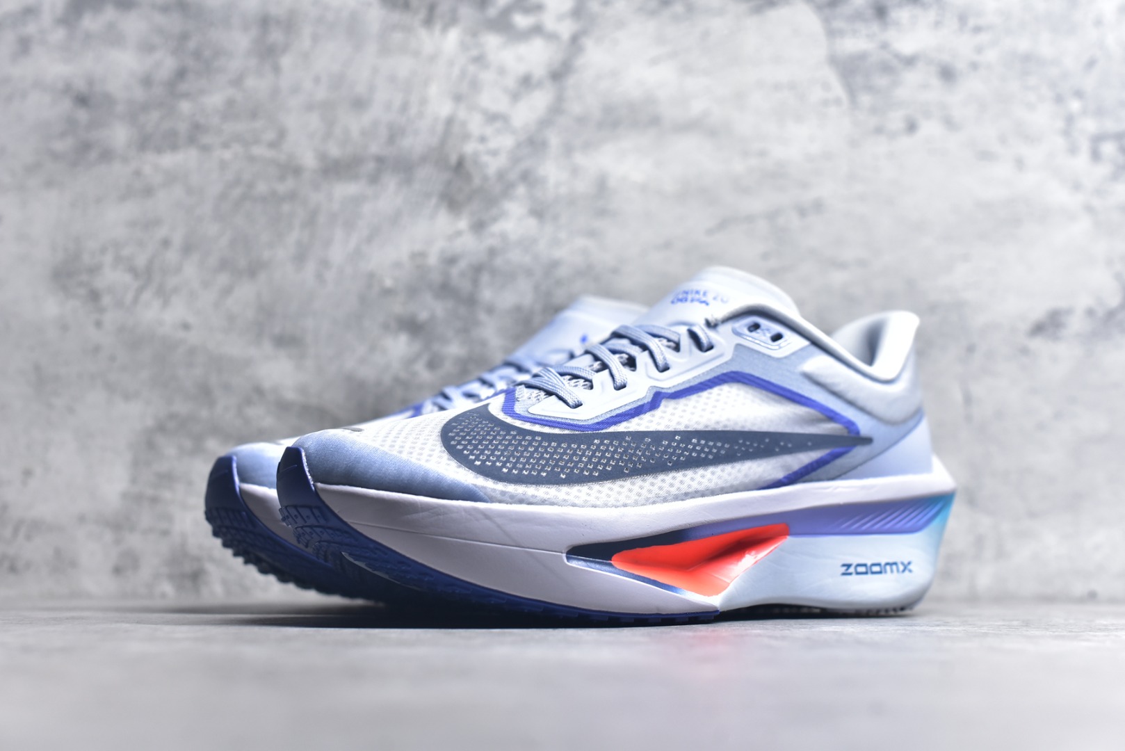 图片[2]-#NK ZoomX Invincible Run Flyknit 6 轻量跑鞋 飞织低帮休闲运动慢跑鞋 FN8454-002 此鞋专为短跑运动员而生 是为 5 至 10 公里距离的赛事和训练打造 整体设计采用流线型的轻质工程网眼材质构成鞋面 并与其他 Running 旗舰鞋款同样搭载全脚掌 ZoomX 缓冲中底 搭配 Pebax 物料与橡胶外底 ZoomX StreakFly 首发配色以Prototype呈现 其灵感是来自开发期间的磨损测试 透过编号的标记与内侧的预期跑步距离突出研发过程 尺码：36 36.5 37.5 38 38.5 39 40 40.5 41 42 42.5 43 44 45-选品中心