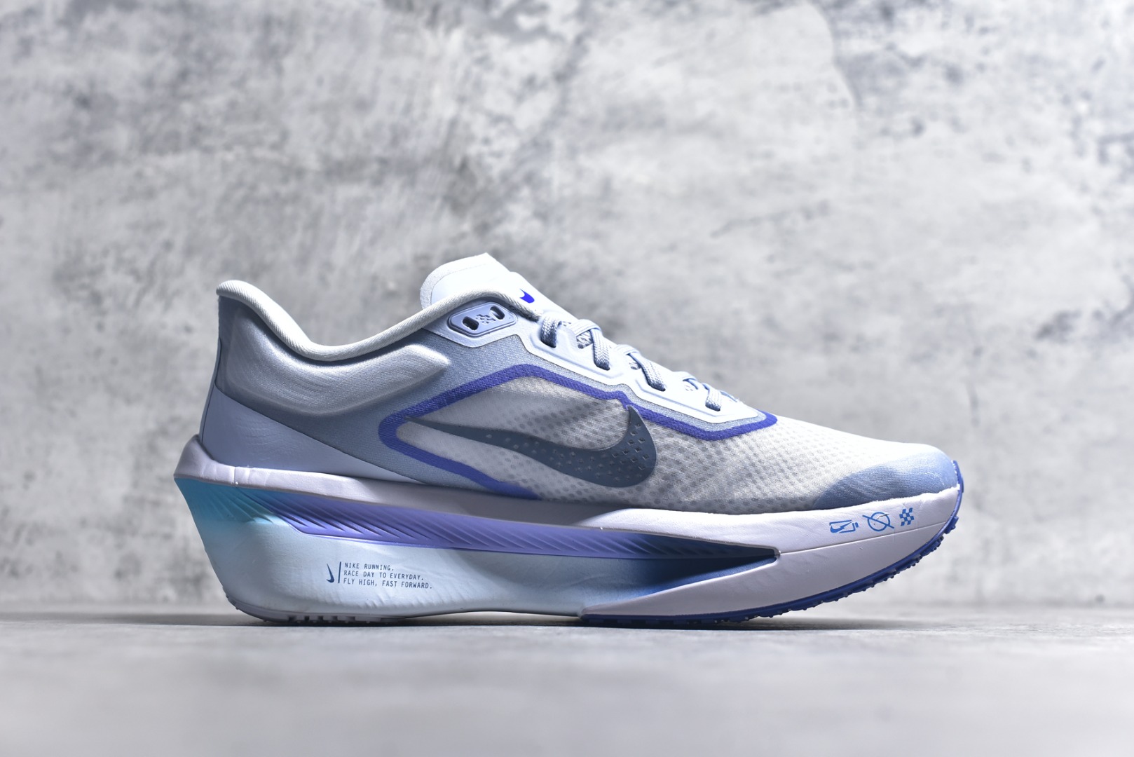图片[3]-#NK ZoomX Invincible Run Flyknit 6 轻量跑鞋 飞织低帮休闲运动慢跑鞋 FN8454-002 此鞋专为短跑运动员而生 是为 5 至 10 公里距离的赛事和训练打造 整体设计采用流线型的轻质工程网眼材质构成鞋面 并与其他 Running 旗舰鞋款同样搭载全脚掌 ZoomX 缓冲中底 搭配 Pebax 物料与橡胶外底 ZoomX StreakFly 首发配色以Prototype呈现 其灵感是来自开发期间的磨损测试 透过编号的标记与内侧的预期跑步距离突出研发过程 尺码：36 36.5 37.5 38 38.5 39 40 40.5 41 42 42.5 43 44 45-选品中心